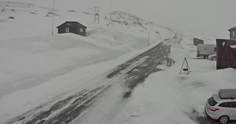 SOGNEFJELLET: Veien var stengt, her 1400 meter over havet ved Sognefjellshytta.