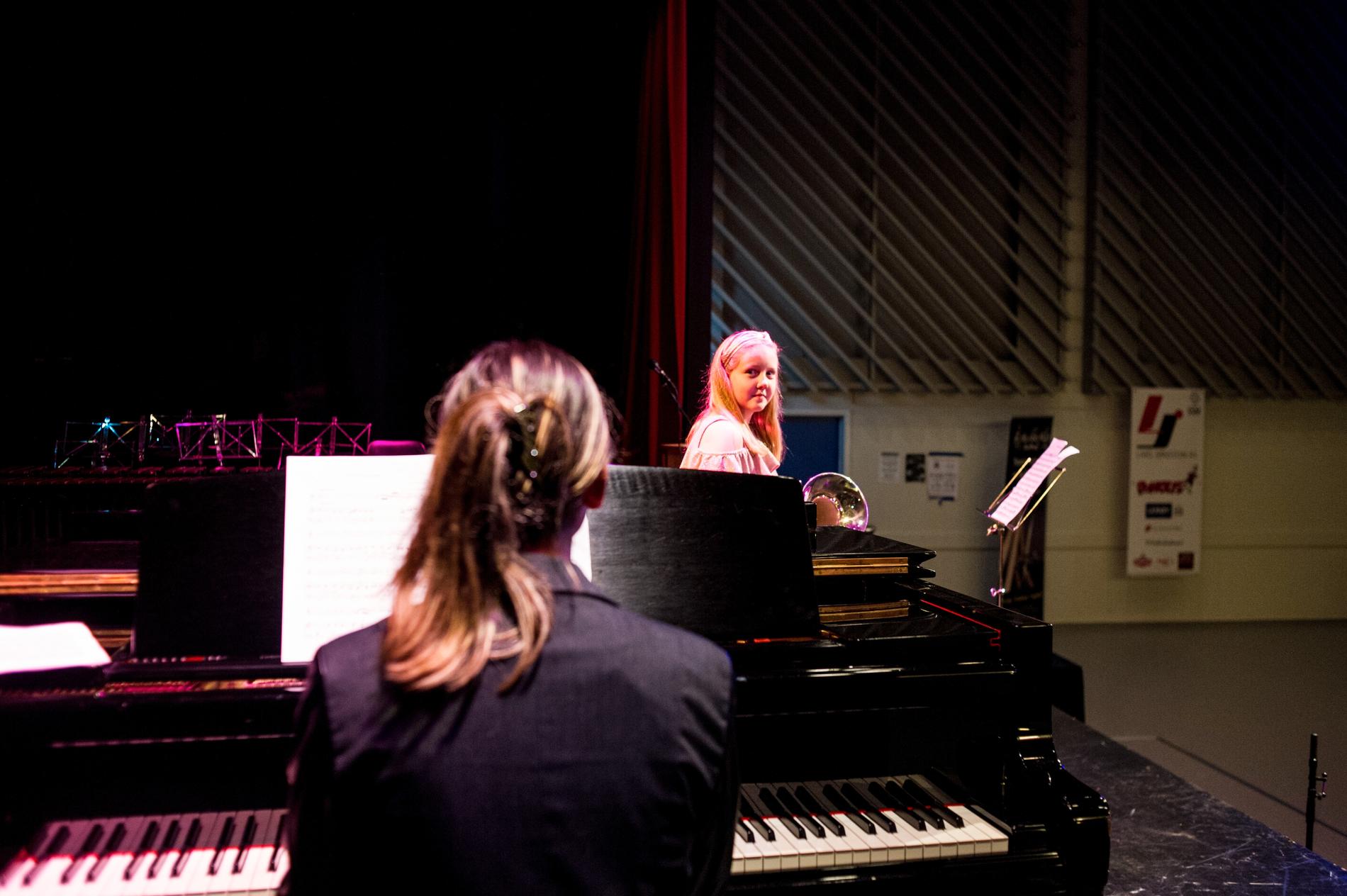Et siste blikk på pianist Milena Thorkildsen, og så er hun i gang.