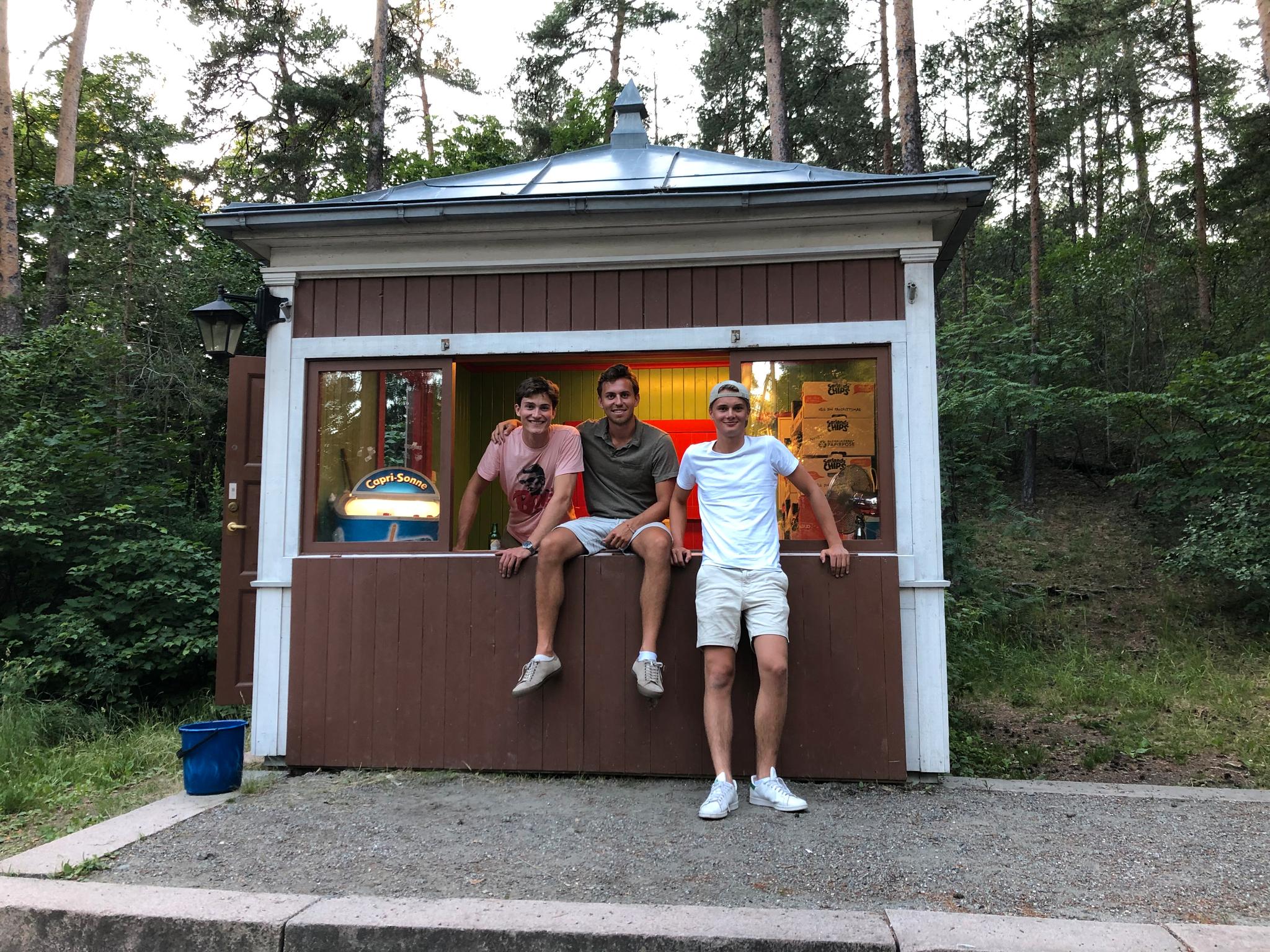 Olaf Styrmoe (fra venstre), Kristoffer Kvamme Jensen og Thomas Kragerud skal drive Kikutstua. Bildet er fra da den første kiosken deres ble åpnet, på Bygdøy i 2020.