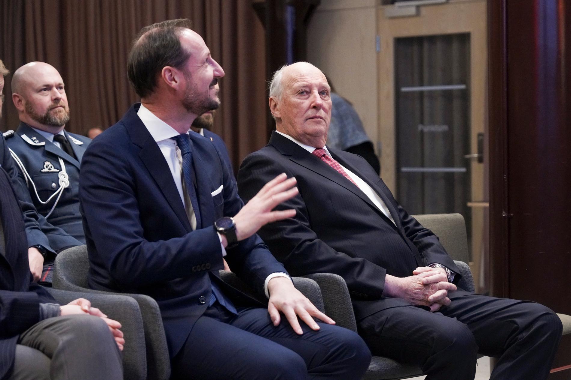 Kong Harald og kronprins Haakon besøkte Faktisk.no i Pressens hus i Oslo tirsdag. 