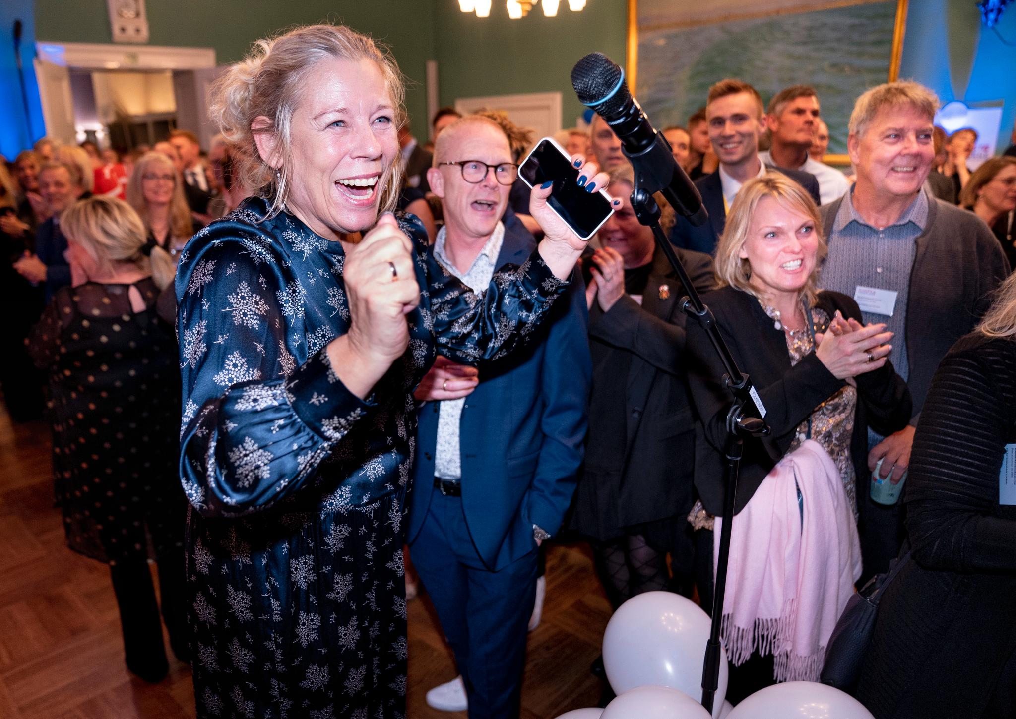 Høy stemningen på valgvaken til det nye partiet Danmarksdemokraterna, som er ledet av Inger Støjberg. Støjberg var tidligere innvandringsminister og ble dømt i riksrett i desember i fjor. 