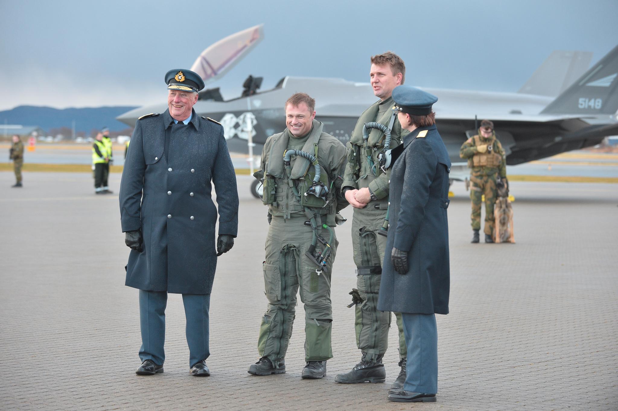 Kong Harald møter pilotene som var de første til å ta av fra og lande på en norsk base med F-35. Til høyre generalmajor Tonje Skinnarland, sjef for Luftforsvaret.