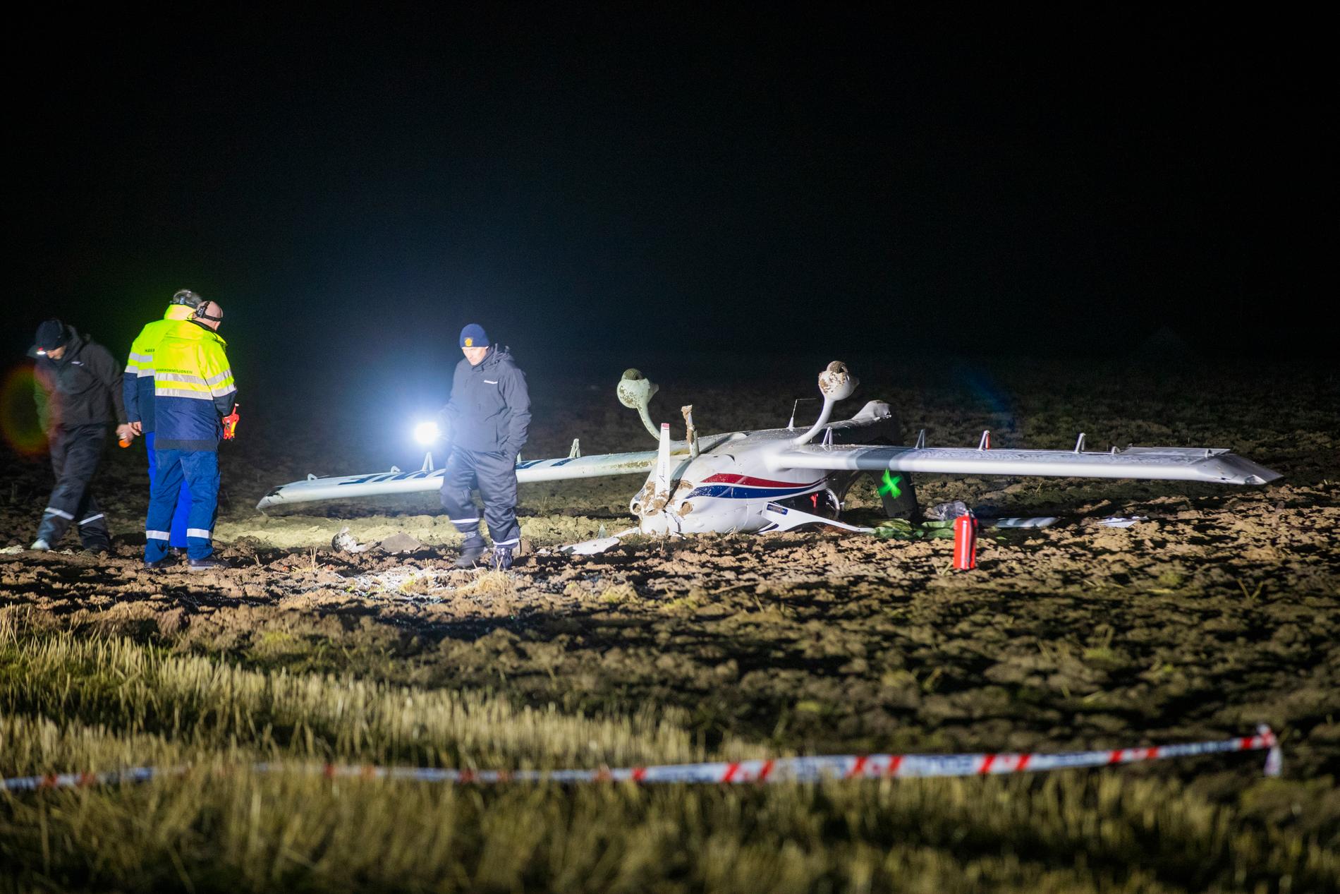 En 72 år gammel mann omkom da småflyet han var om bord i, havarerte under landing på Gjølstad flyplass nord for Kongsvinger. En 78 år gammel mann ble skadd i ulykken.
Foto: Stian Lysberg Solum / NTB scanpix