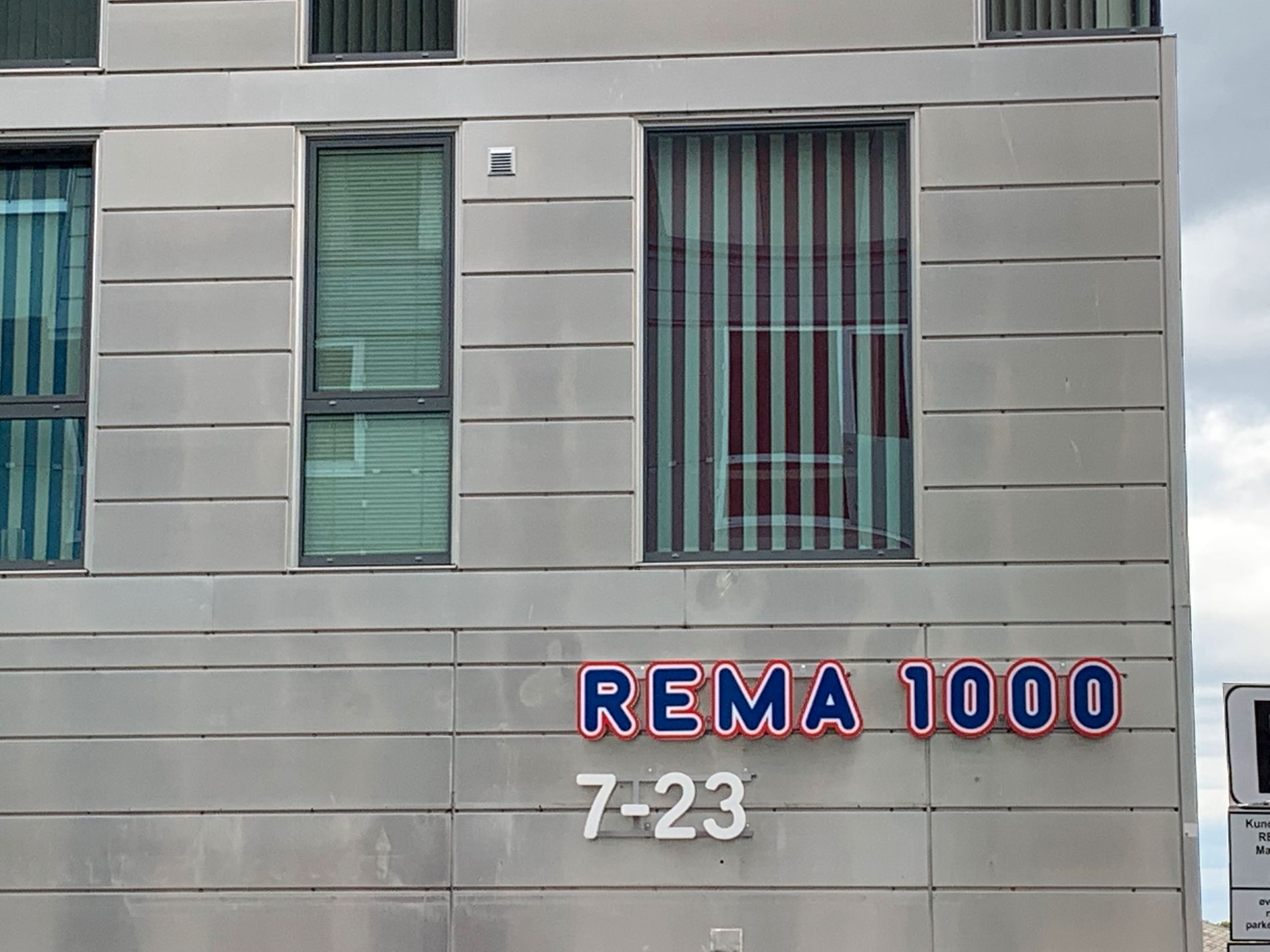 Testene jenta fikk da hun søkte jobb hos Rema-butikken i Stavanger er anbefalt for alle butikker som skal rekruttere, ifølge presseansvarlig for Rema 1000, som kan fortelle at spørsmål er fjernet i ny test.  