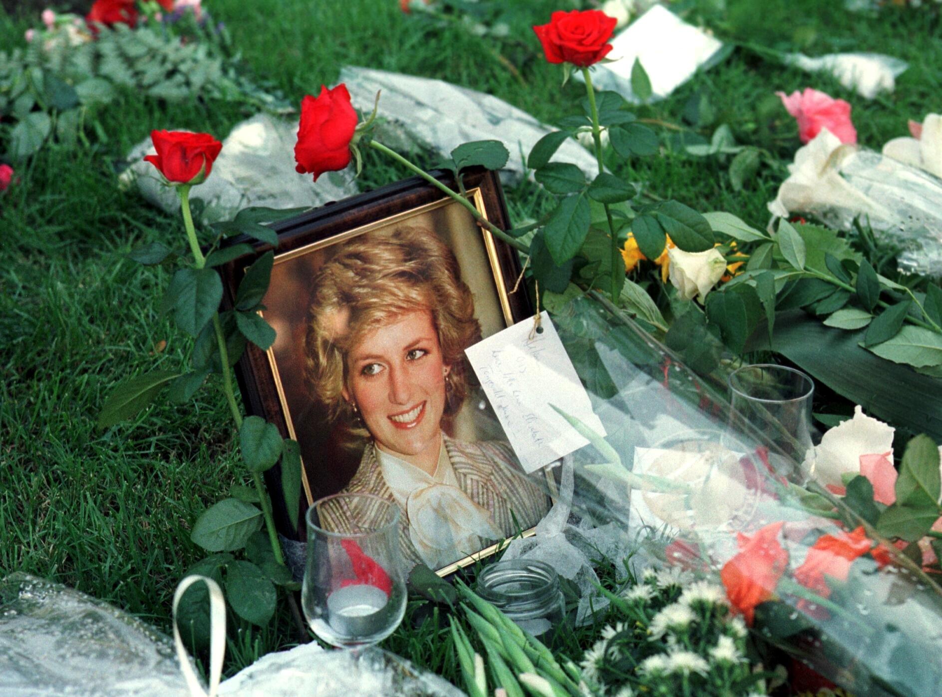 Over hele verden sørget folk over prinsesse Diana, også i Norge. Blomsterhilsener ble lagt ned utenfor den britiske ambassaden i Oslo få dager etter Dianas død.