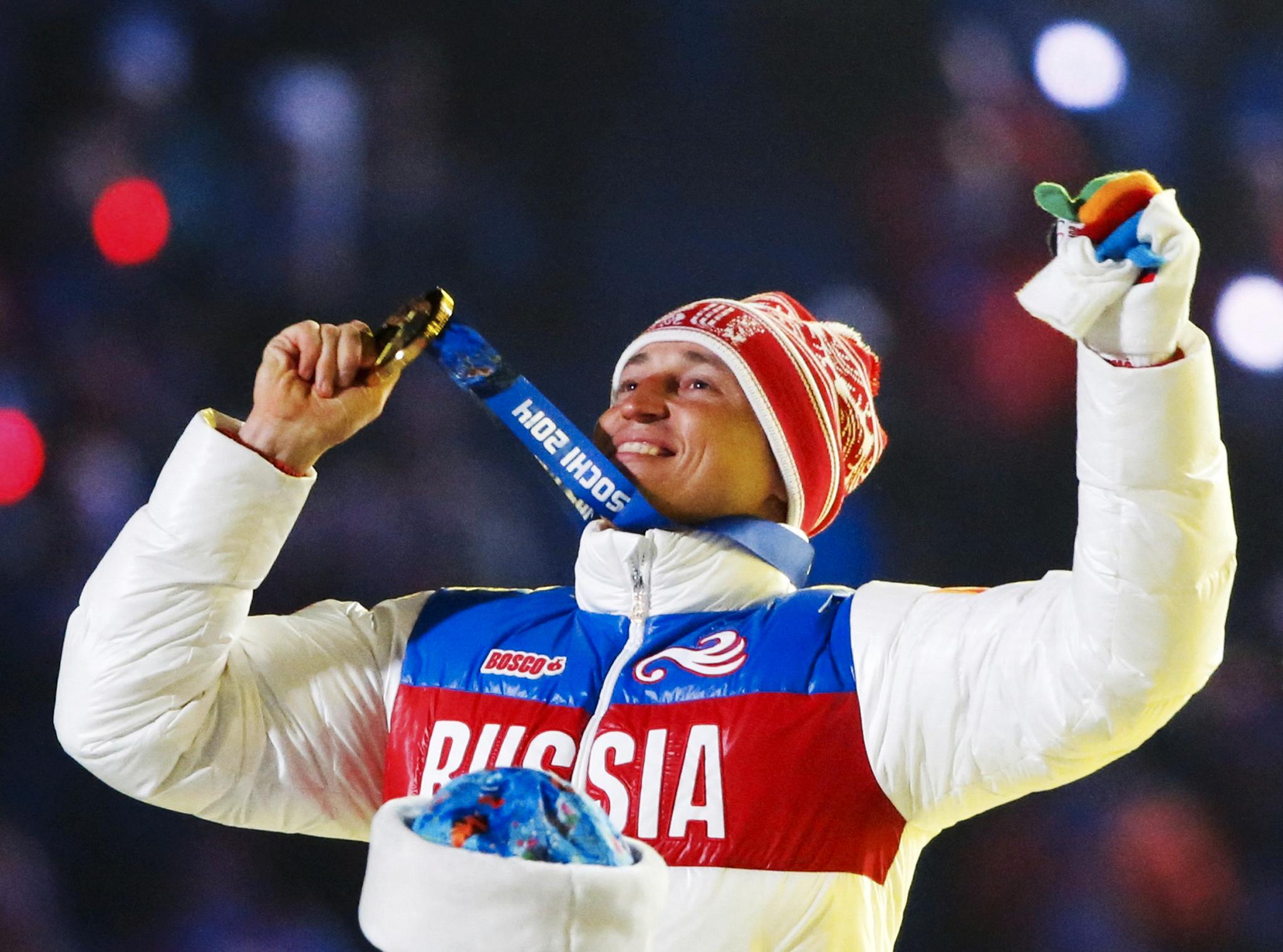 GULL: Aleksandr Legkov feirer seieren på femmila i OL i Sotsji. Siden ble det en fem år lang dopingsak, som endte med at han ble frikjent.