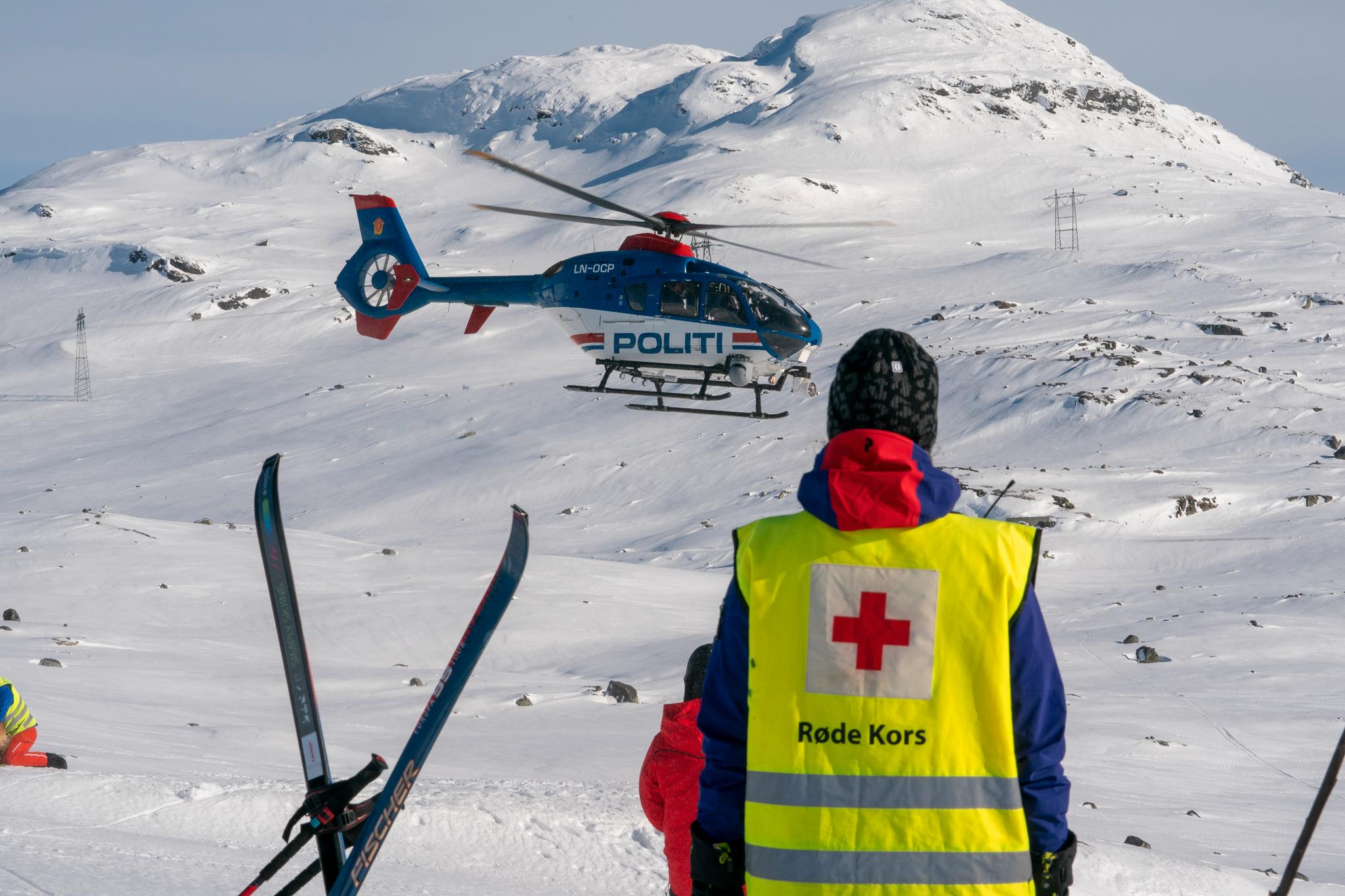 Redningsarbeidere fra Røde Kors søker etter syv personer i et skred på Finsefjellet i 2019. Snøskred krever i gjennomsnitt fem menneskelig i året.