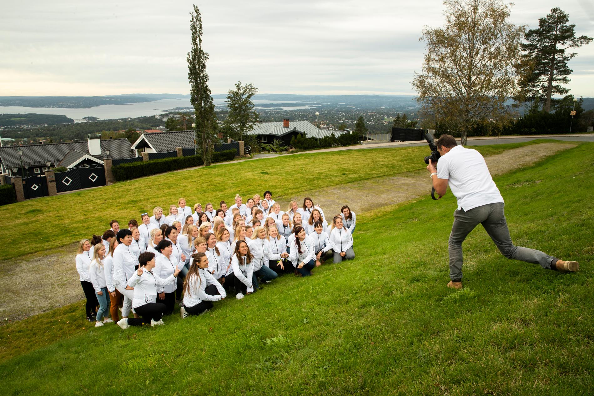 Deltagere fra 21 nasjoner får oppleve et seminar i Holmenkollen som skal lede dem til å bli gode ledere og trenere. Og da må de fotograferes.