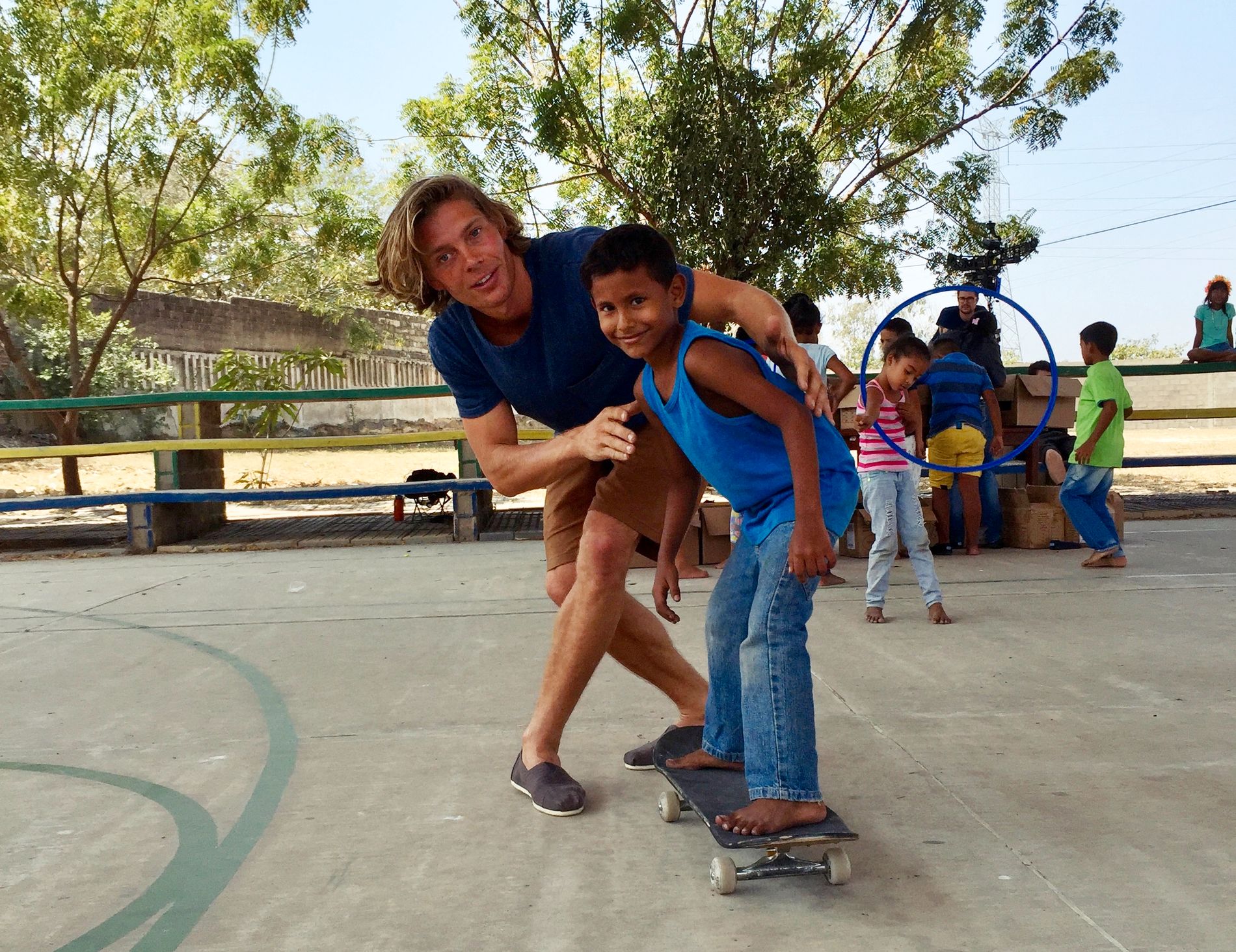Ryen viste barn i  Colombia hvordan man skatet. Det gjorde inntrykk.