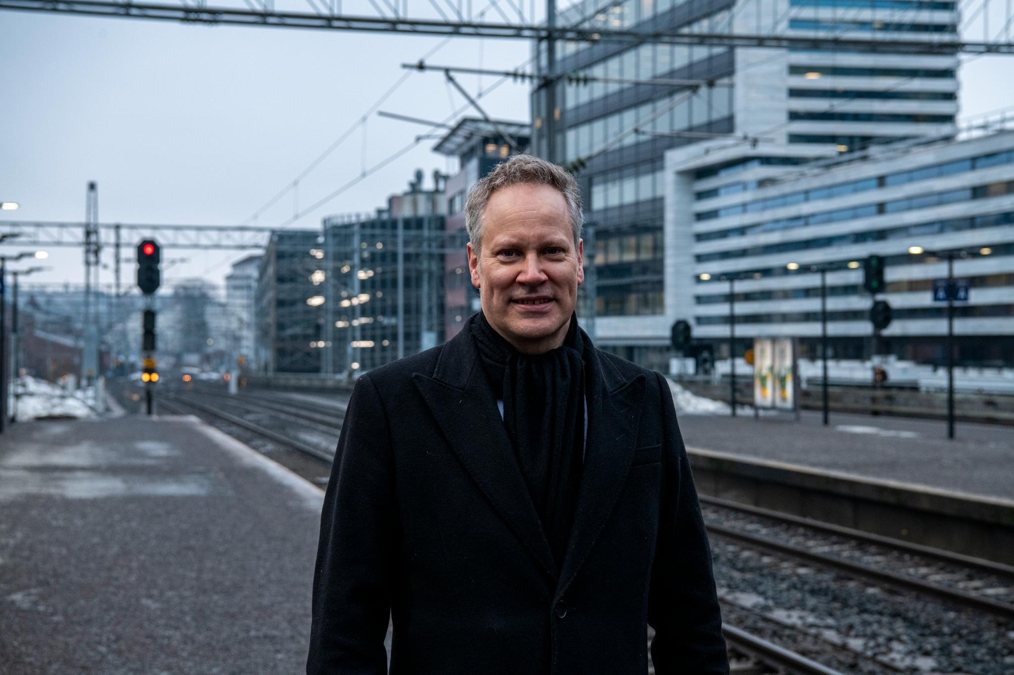 Fra Skøyen stasjon i Oslo går det 850 tog i døgnet. Stasjonen hadde omfattende problemer med forsinkelser. Nå er det brukt 240 millioner på utbedringer.