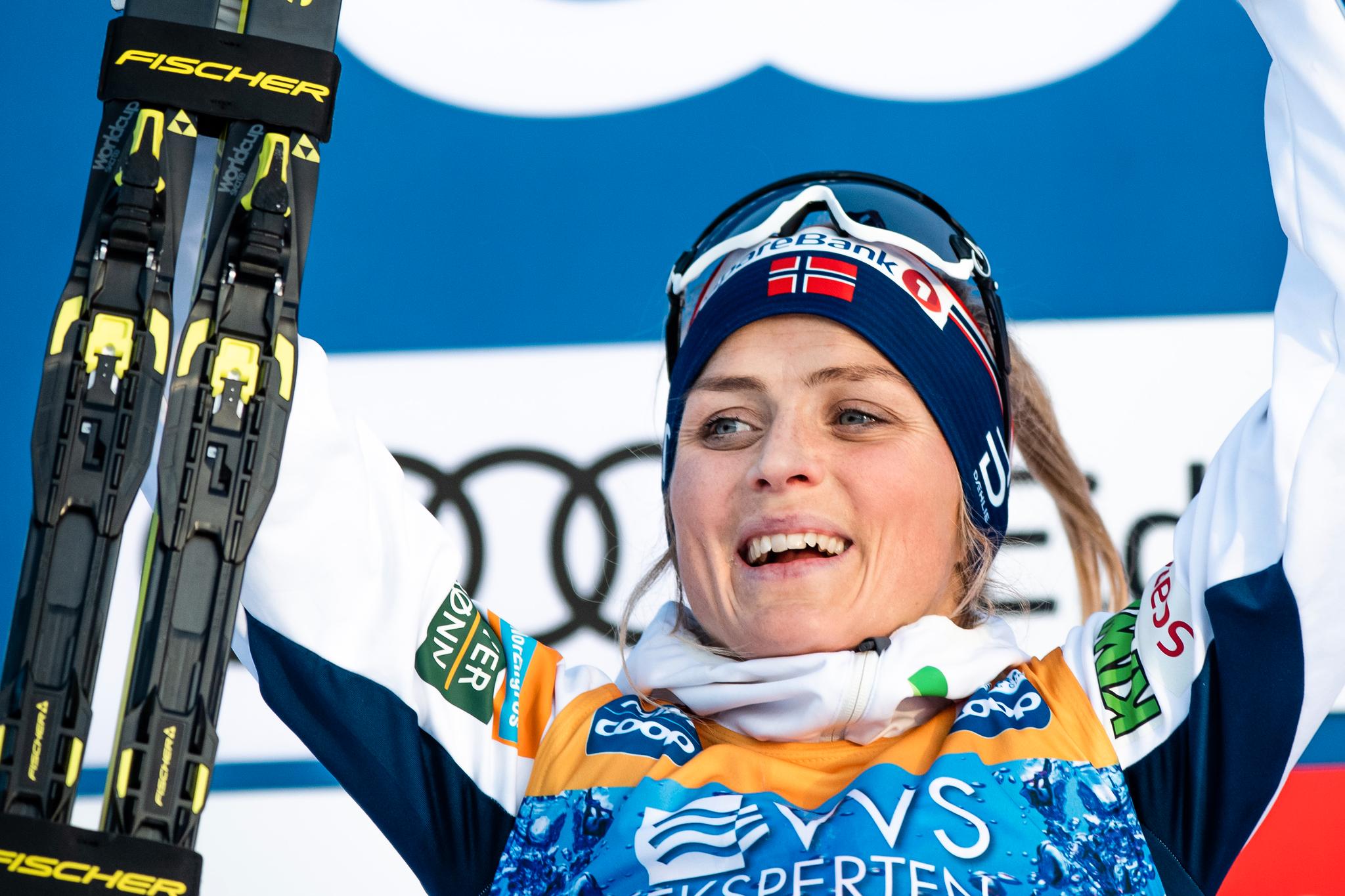 Finsk ekspert mener Therese Johaug vil få langt tøffere konkurranse denne sesongen. Her jubler Johaug for seier i verdenscupen på Lillehammer. 
