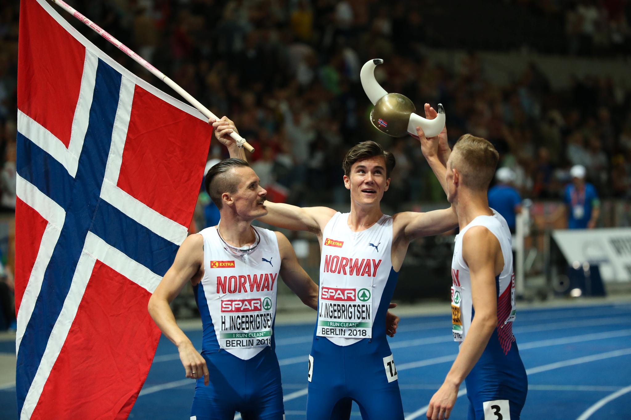 SUKSESSTRIO: Brødrene Ingebrigtsen har hvert sitt EM-gull på 1500 meter. Henrik og Filip gratulerte minstebror Jakob med gullet fredag kveld. 