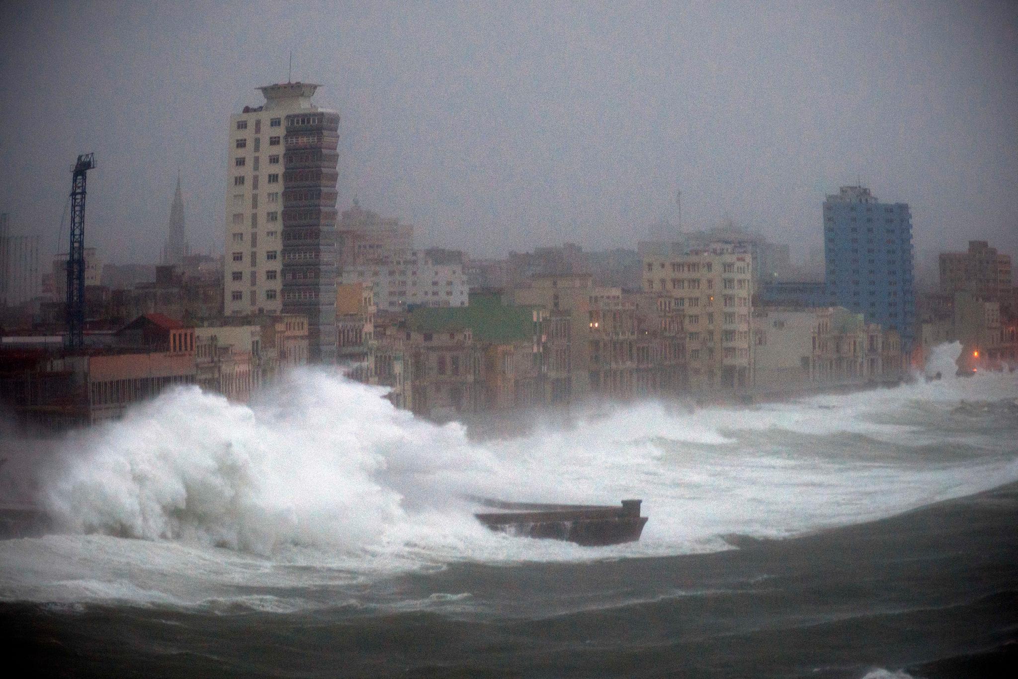 Store bølger slår inn over strandpromenaden Malecón i Havanna da utkanten av orkanen Irma passerte lørdag. Foto: Ramon Espinosa / AP / NTB scanpix