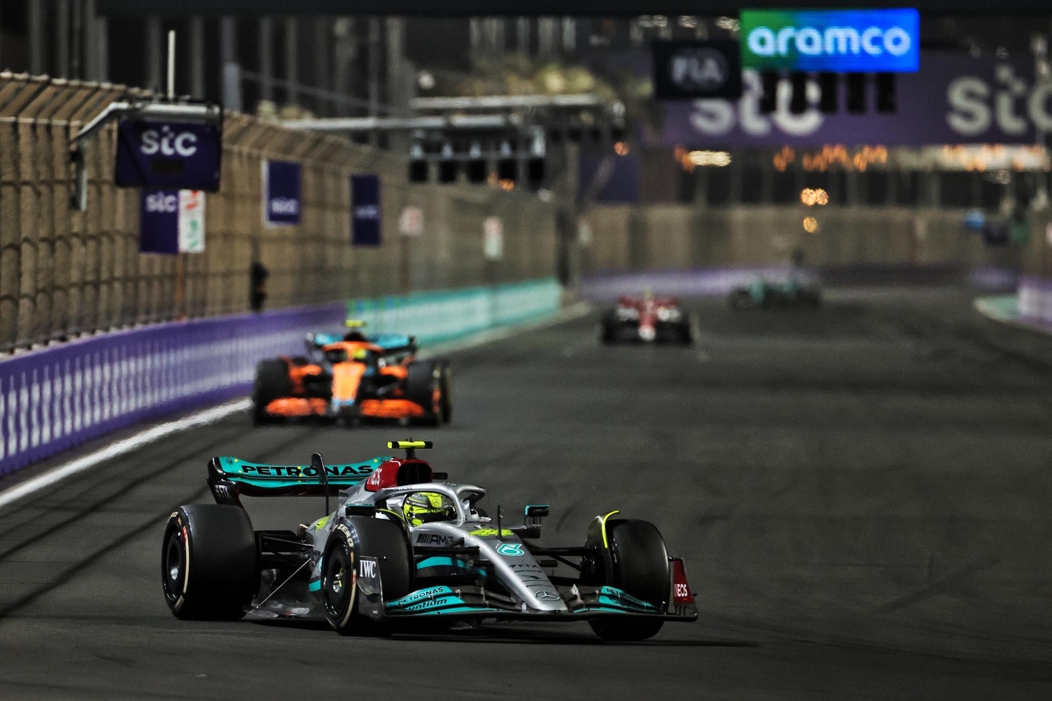 UTFORDRING: Mercedes virker å ha problemer med bilen. Her Lewis Hamilton underveis i søndagens løp i Jeddah. 
