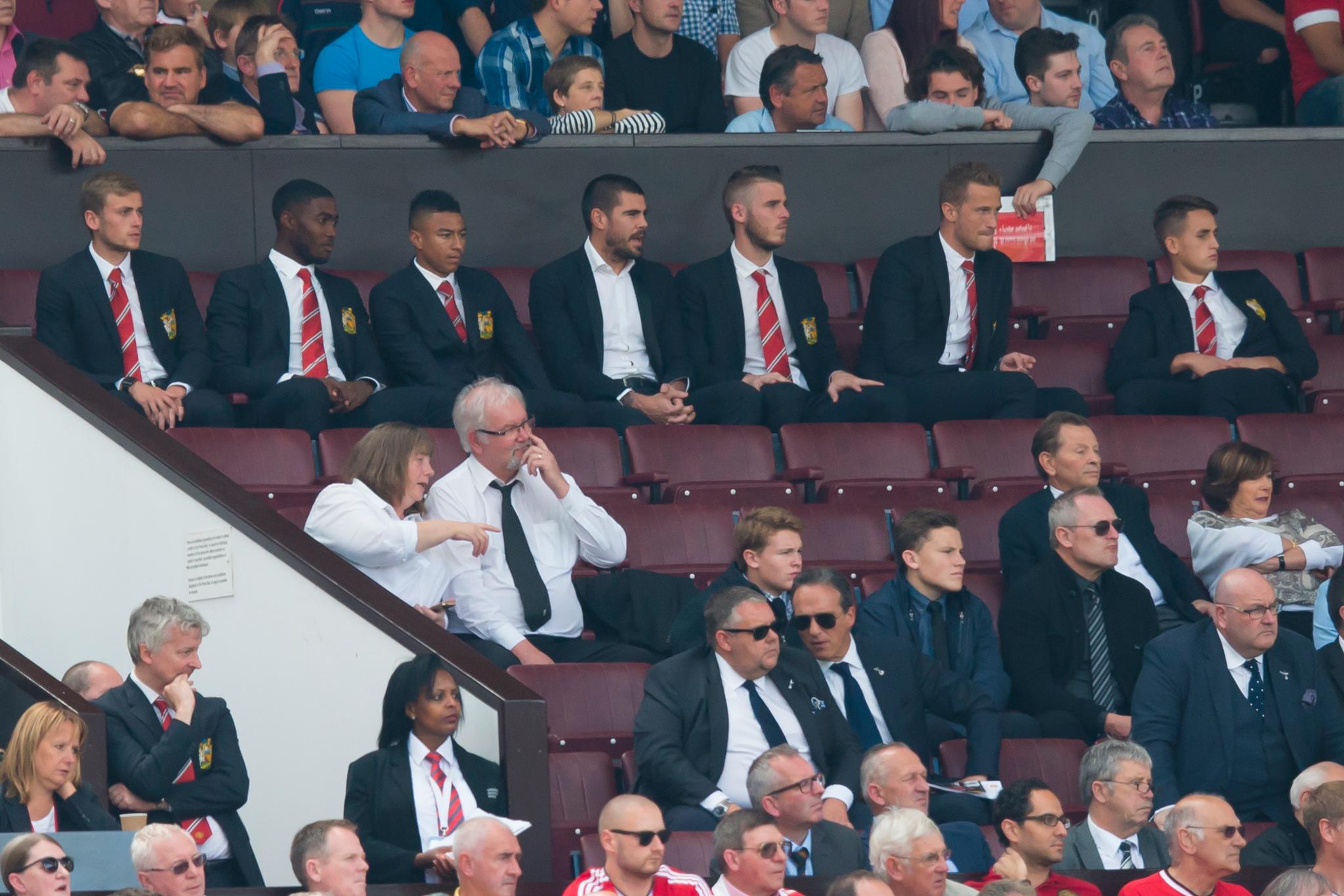På rekke og rad sitter Manchester Uniteds keepere på tribunen. Her er det (f.v.) Victor Valdés, David de Gea og Anders Lindegaard som følger oppgjøret mot Tottenham.