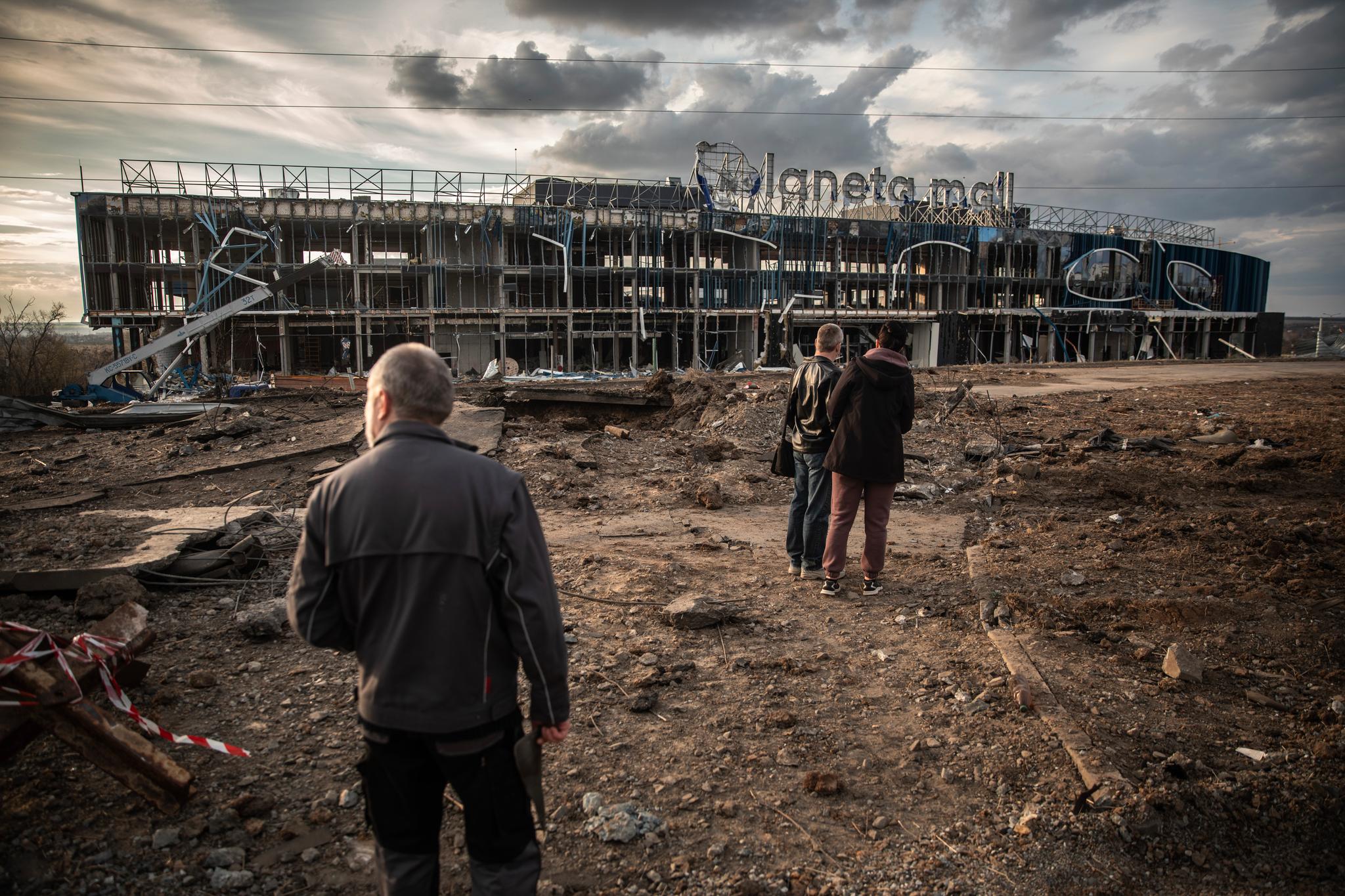Ukrainere i landets nest største by Kharkiv ser på ødeleggelsene etter et russisk angrep på byen med 1,3 millioner innbyggere. Byen har vært bombet daglig i flere måneder, og flere hundretusener mennesker har vært uten strøm i lange perioder.