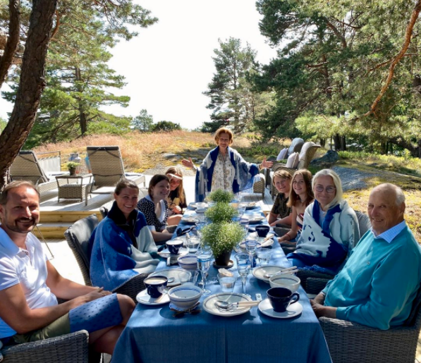 Fra venstre: Kronprins Haakon, prinsesse Märtha Louise, Maud Angelica Behn, prinsesse Ingrid Alexandra, dronning Sonja, prins Sverre Magnus, Leah Isadora Behn, kronprinsesse Mette-Marit og kong Harald.