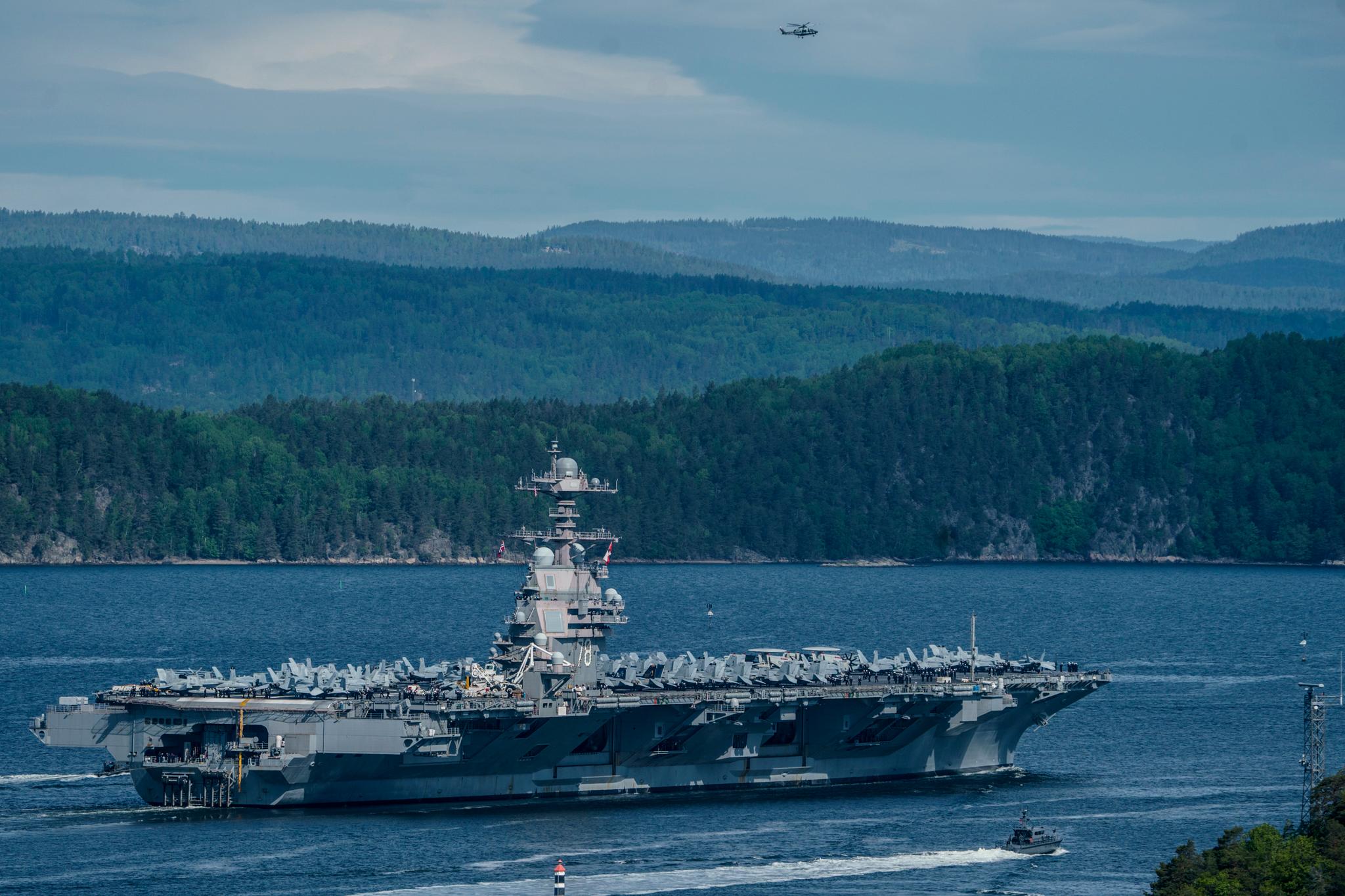 Amerikansk hangarskip på vei inn Oslofjorden