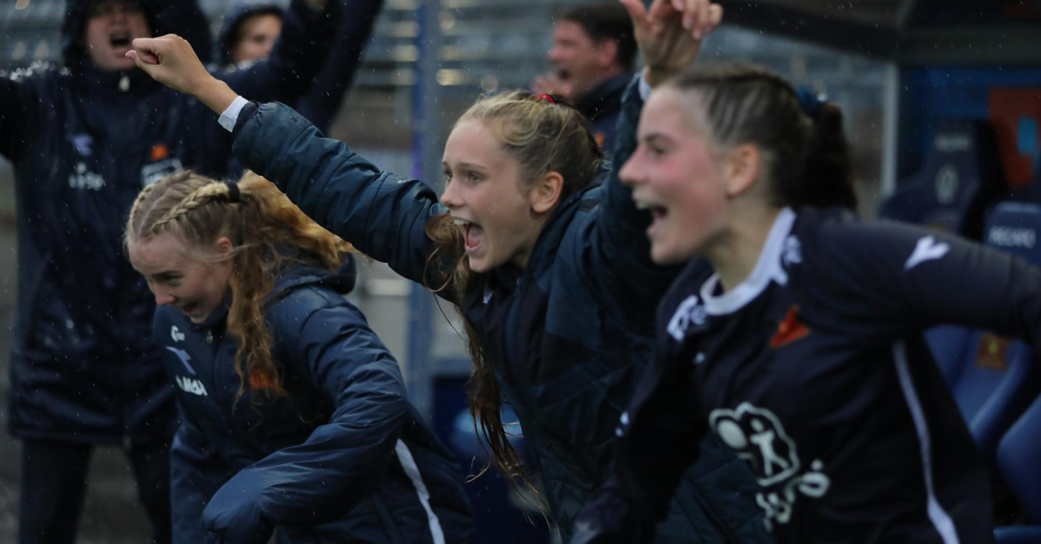 Viking-jentene slipper jubelen løs etter at de har slått Arna-Bjørnar 2–0. Dermed er begge Vikings 16-årslag klare for NM-semifinalen.