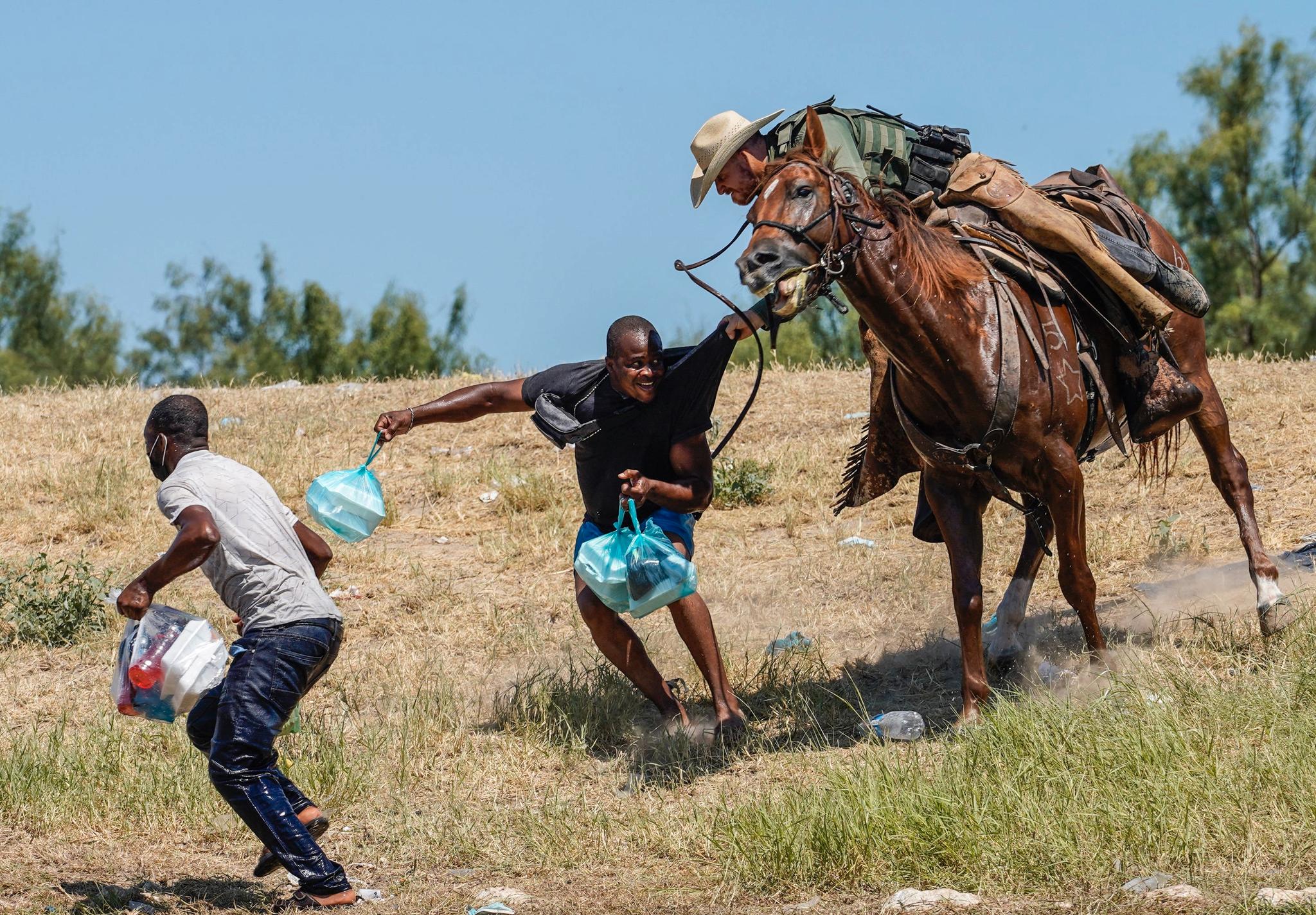 Bilder som dette skaper reaksjoner i USA. Grensevakten forsøker å stanse en flyktning fra Haiti.