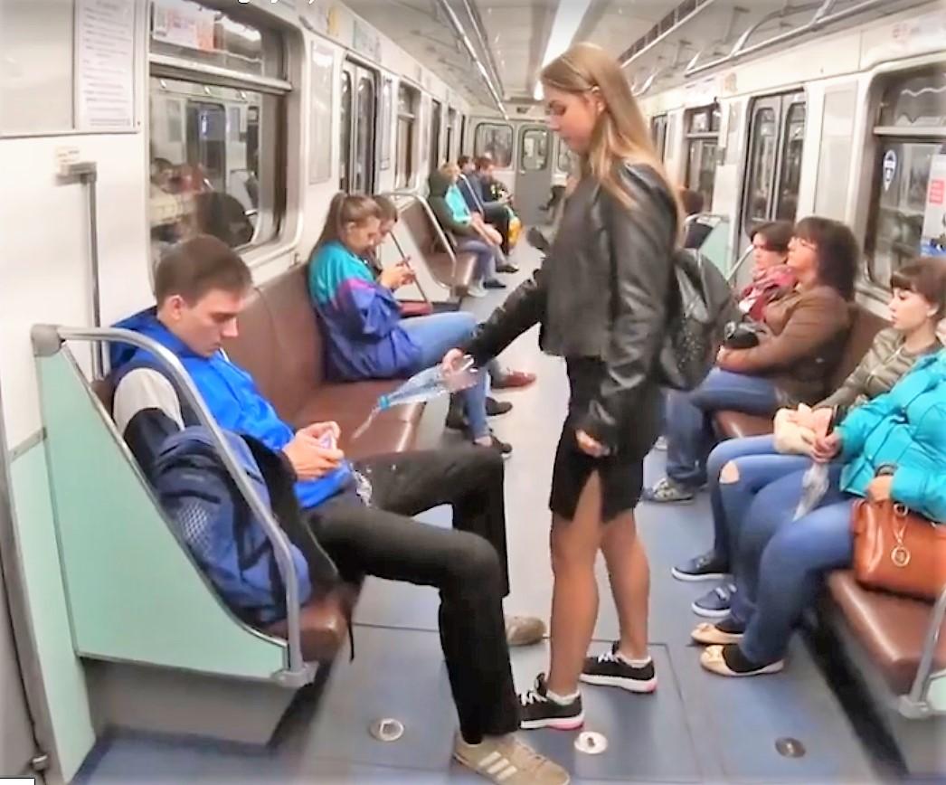  Fra videoen til Dovgaljuk som fire millioner russere så på internett, som ble presentert som en aksjon mot menn som spredte bena på metroen i St. Petersburg.   