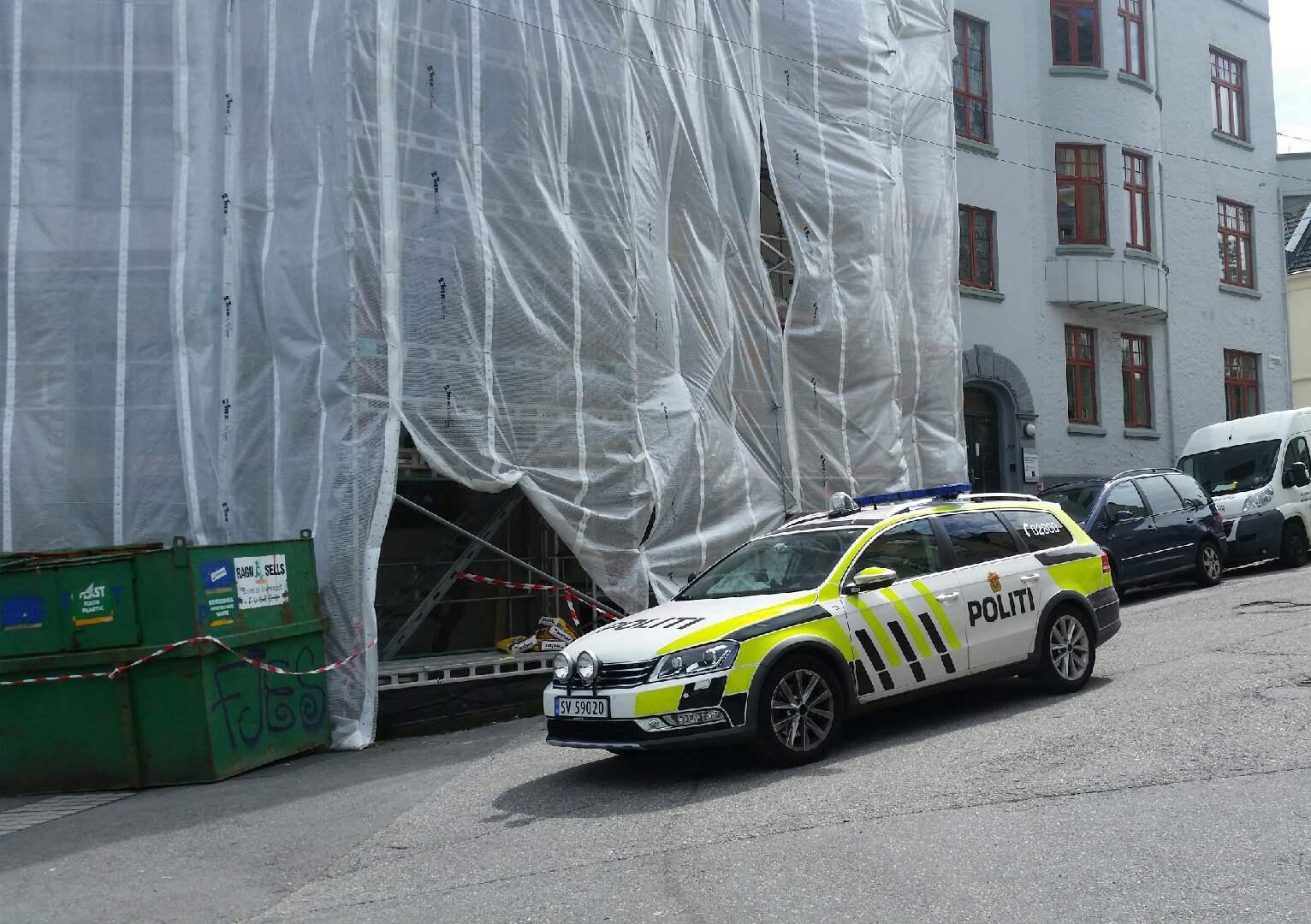 UTRYKNING: Politi og ambulanse rykket ut til Øysteins gate i Bergen.