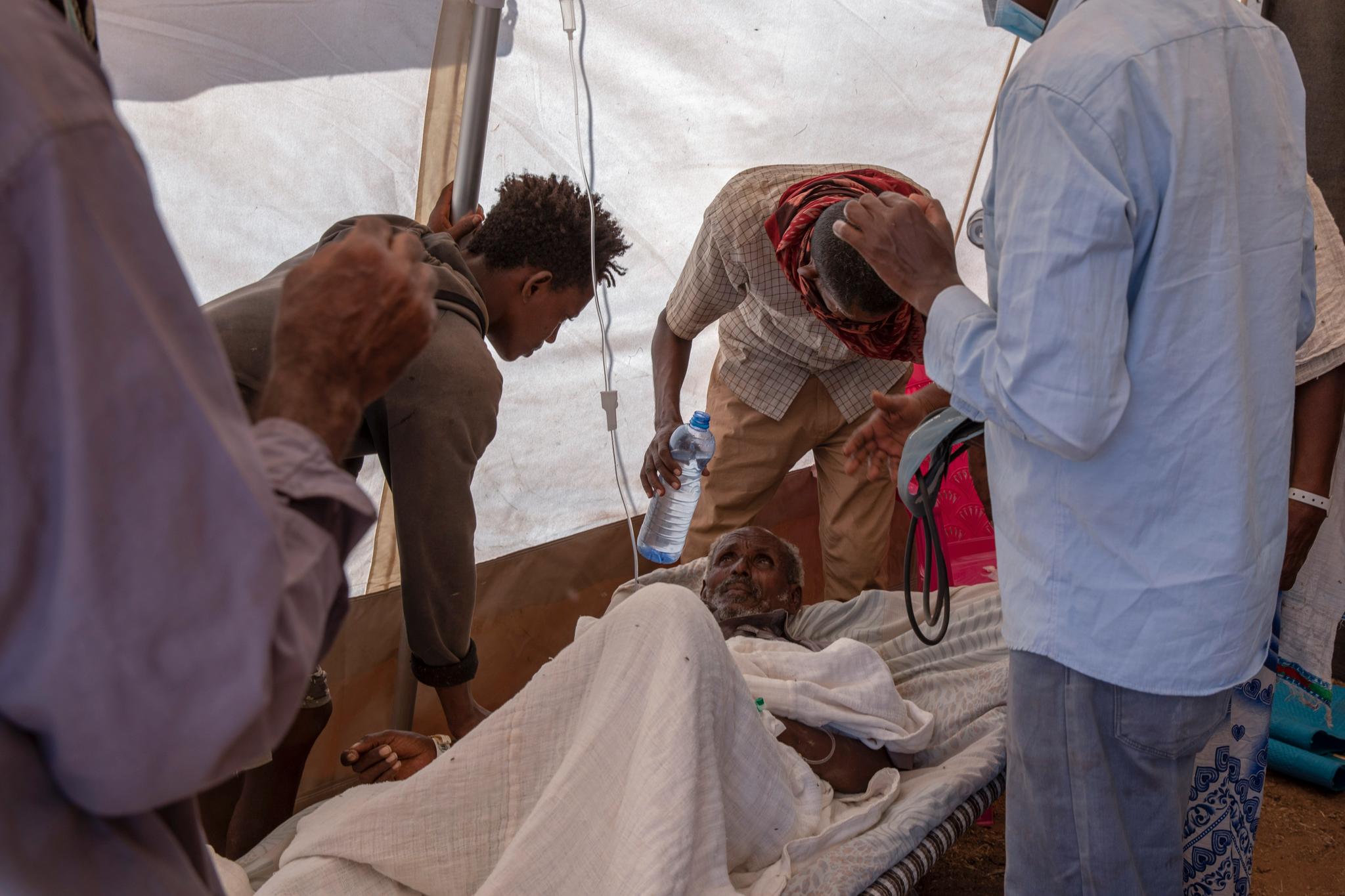 Sykepleiere hjelper en eldre mann på en Leger Uten Grenser-klinikk i flyktningleiren Umm Rakouba i Qadarif i Sudan 14. desember. Behovet for nødhjelp i og rundt Etiopia er stort, advarer humanitære organisasjoner. 