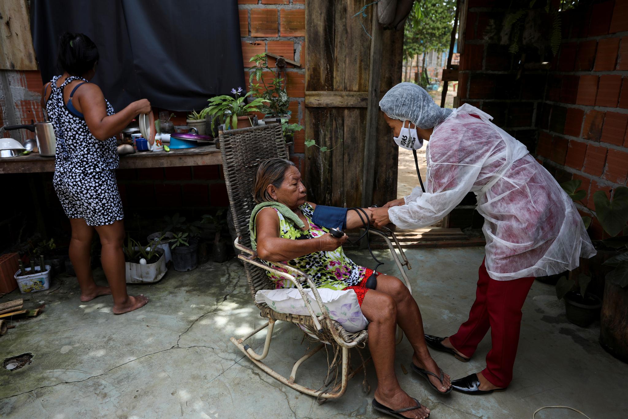 32 år gamle Vanderlecia Ortega dos Santos er sykepleier og hjelper urinnvånere under pandemien.