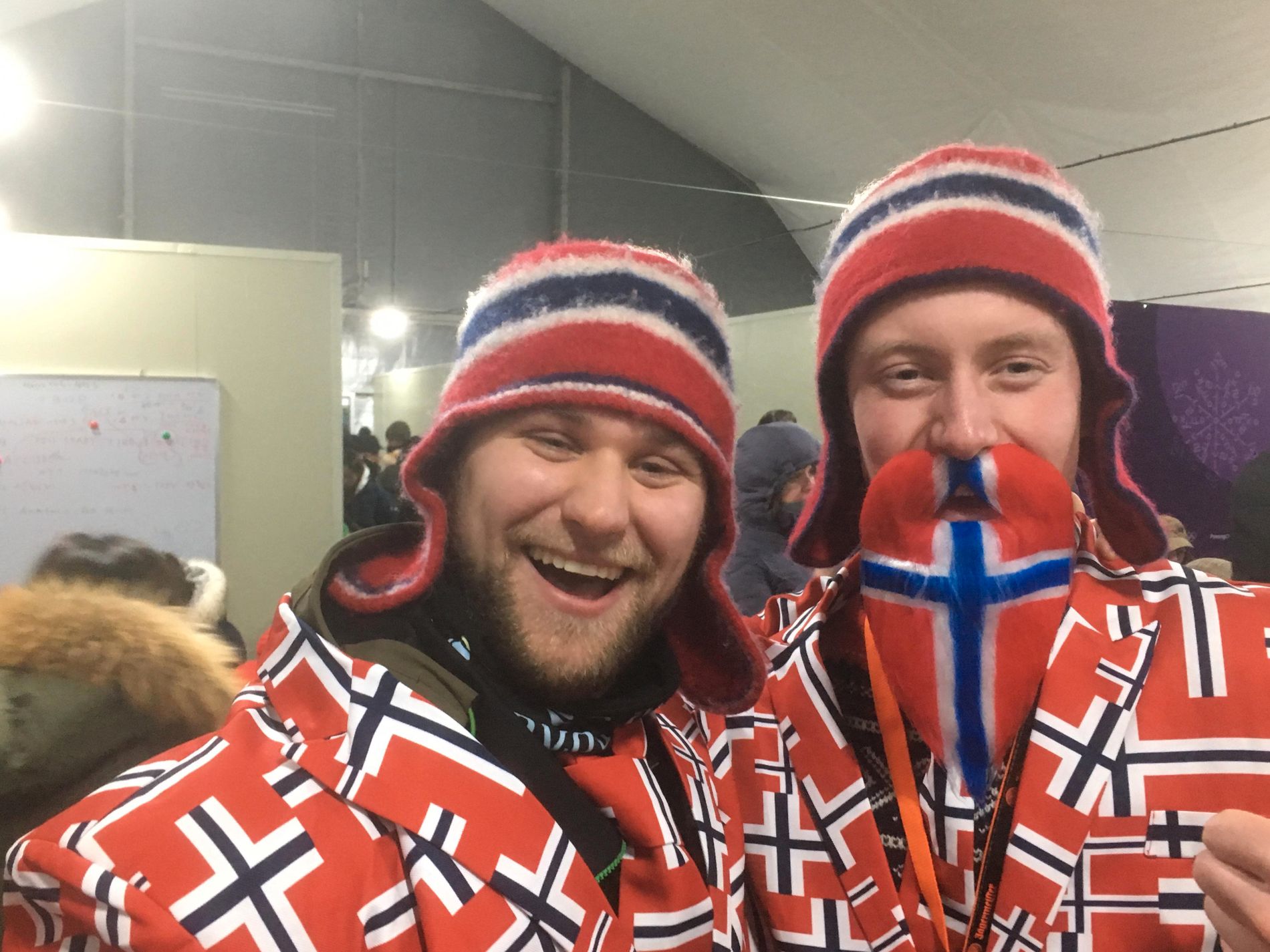 Det er lov å ta det helt ut under OL. Eget Norge-skjegg er også på plass, så klart!