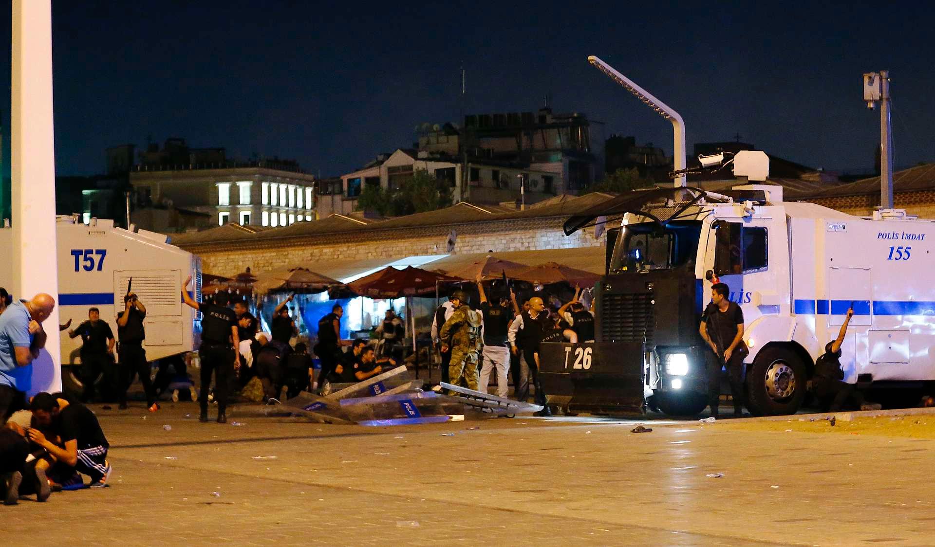Det er hørt skudd på Taksimplassen i Istanbul. Folk søker tilflukt bak politikjøretøyer.