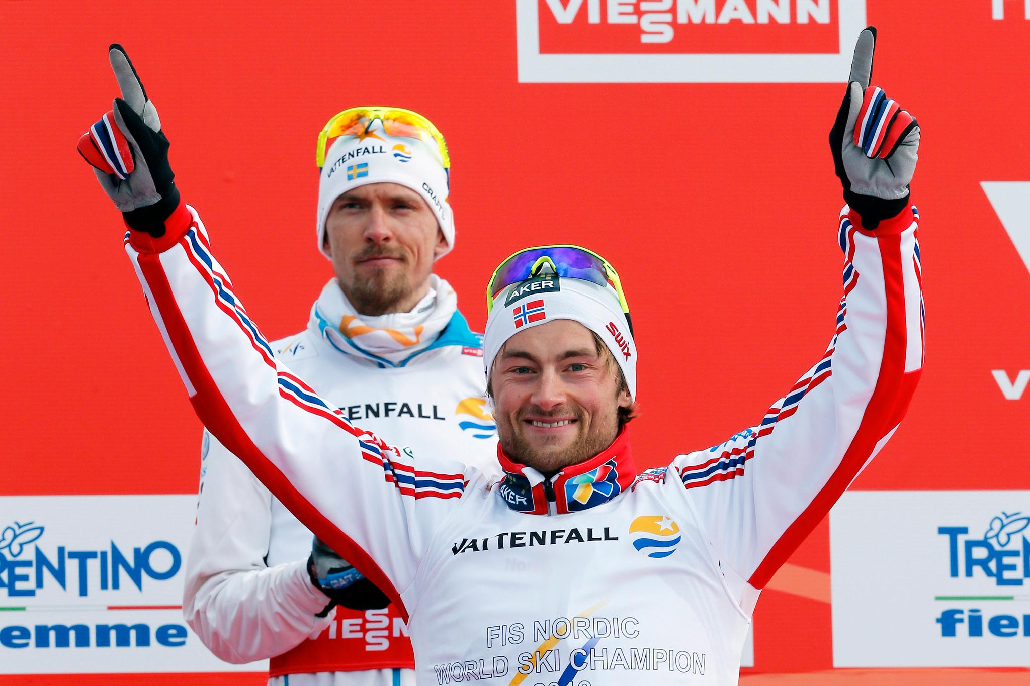 Petter Northug har mange ganger beseiret Johan Olsson i skisporet, men svensken husker med glede de gangene han har kommet best ut av duellen. Her jubler Northug etter at han tok gull på 15-kilometeren i Val di Fiemme-VM, da Olsson tok sølvet.