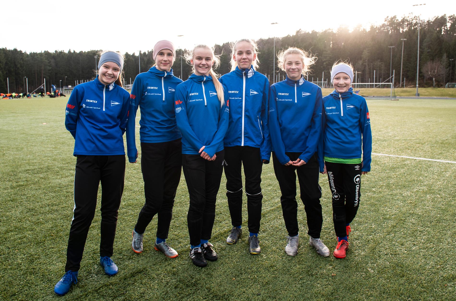Ida Kjærnes (12), Else Berthelsen (12), Anna Mosby Fuglestad (12), Åse Engemyr (12), Kaia Gregersen (12) og Johanne Valvik Granli (12) og jentene på Lillesands fotball-lag er blitt kjente i hele landet de siste to ukene. 