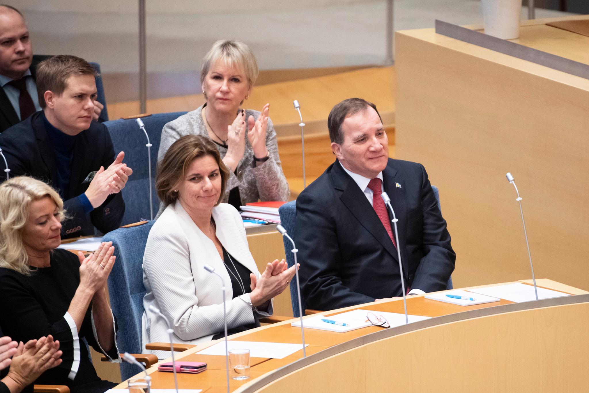 Sosialdemokraten Stefan Löfven kunne fredag ta imot Riksdagens applaus som nyvalgt statsminister.