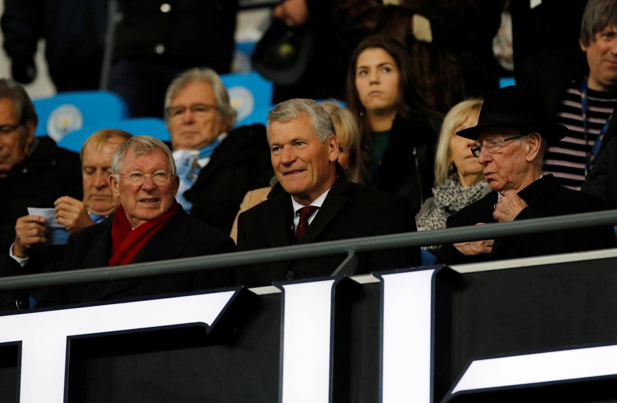 Sir Alex Ferguson, David Gill og Sir Bobby Charlton på ærestribunen på Etihad lørdag kveld.