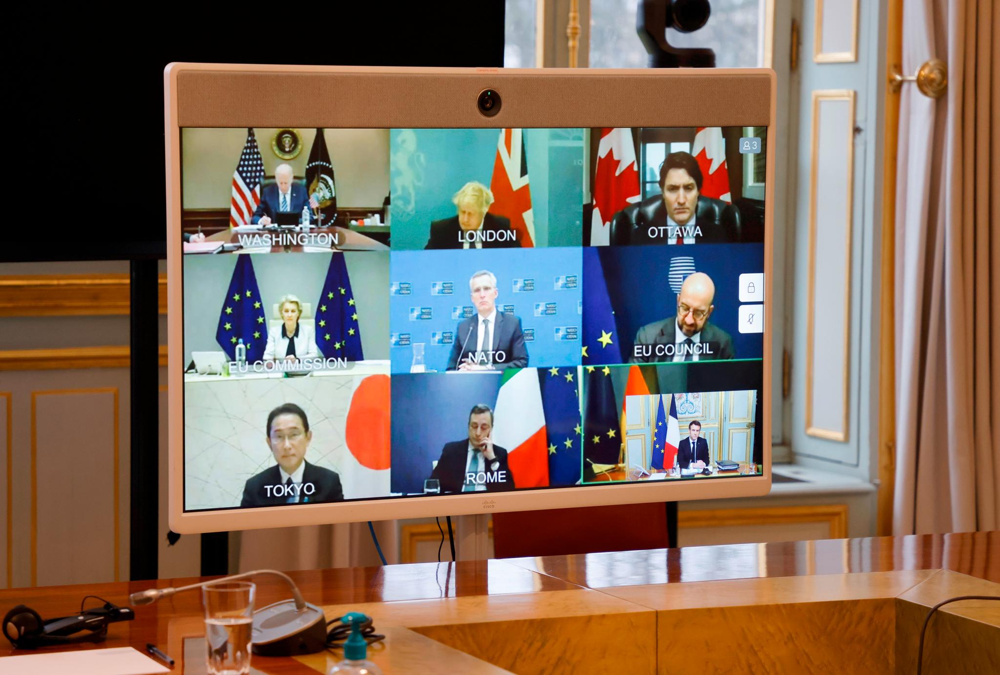 G7-ledere i digitalt møte for å diskutere situasjonen i Ukraina torsdag. Senere på dagen kunngjorde landene felles sanksjoner. 