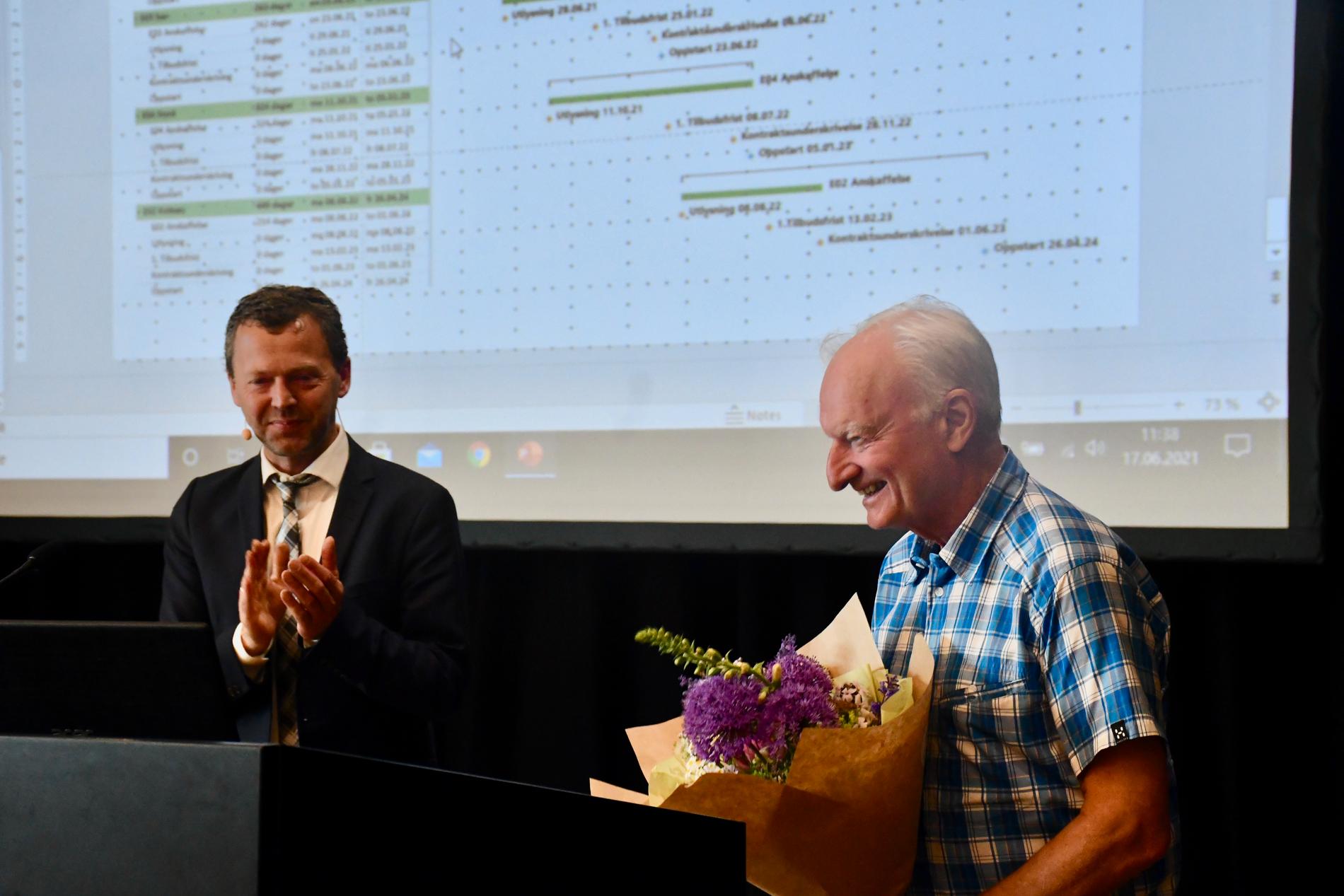 Tor Geir Espedal er avtroppende Rogfast-sjef. På kommunestyrets siste møte ble det blomster og takk fra ordfører Jarle Bø.|DET BYTTES: Oddvar Kaarmo (t.v.) er ny Rogfast-sjef, mens Tor Geir Espedal er avtroppende sjef. FOTO: Per Thime
