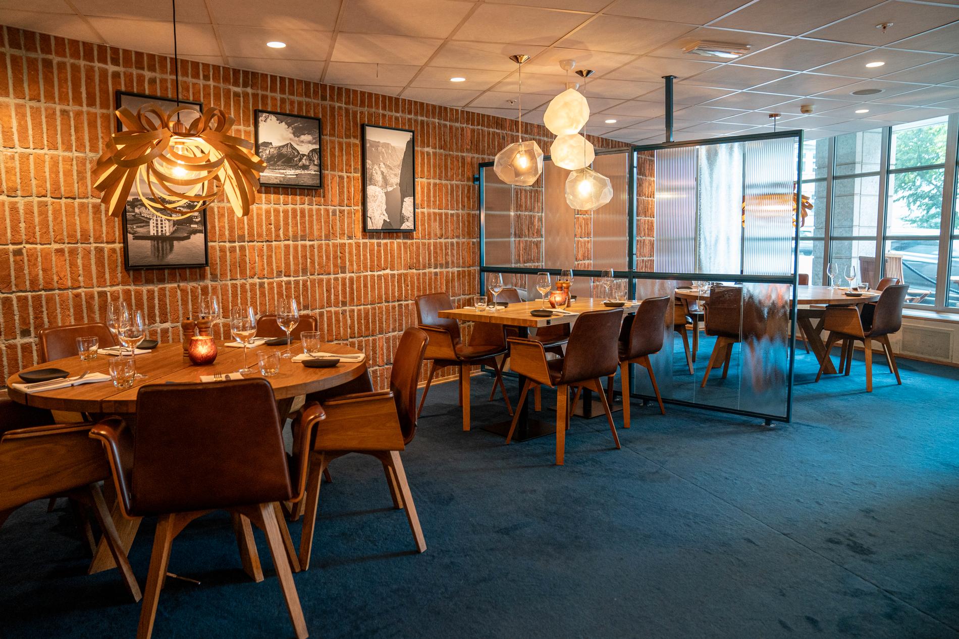 Restauranten er luftig og åpen, med et moderne nordisk preg.