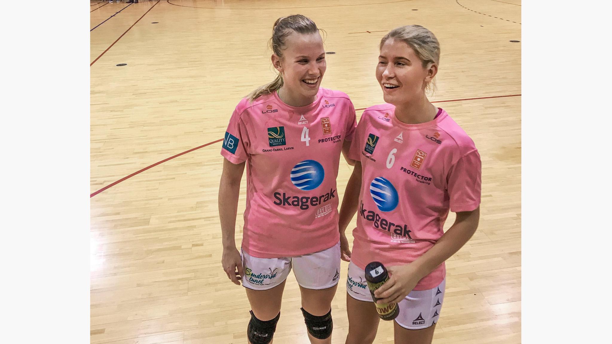 Lagvenninnene Mari Finstad Bergum (t.v.) og Marie Kaspersen spiller for Larvik håndballklubb.  