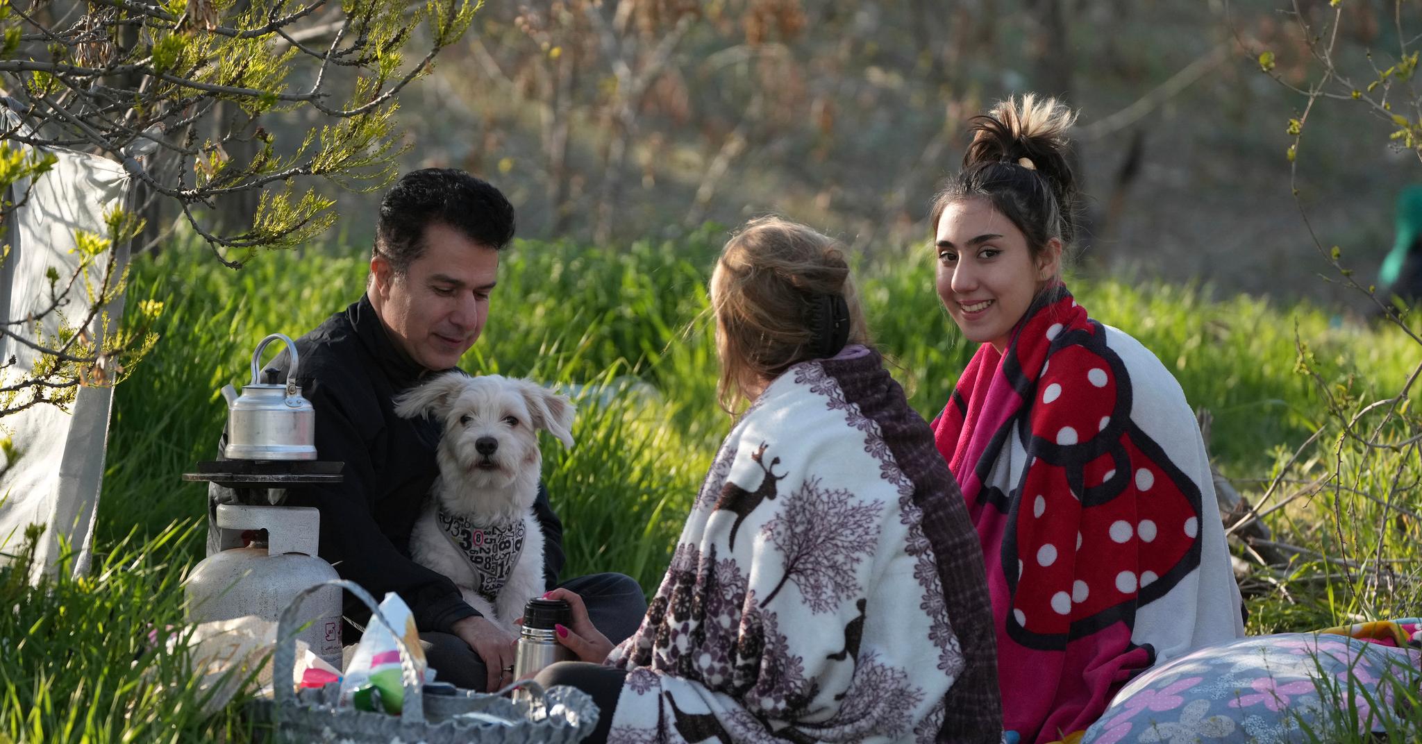 En familie spiser piknik i Teheran i forbindelse med den iranske nyttårsfeiringen. Unge kvinner uten hijab er ikke lenger et uvanlig syn i Iran.