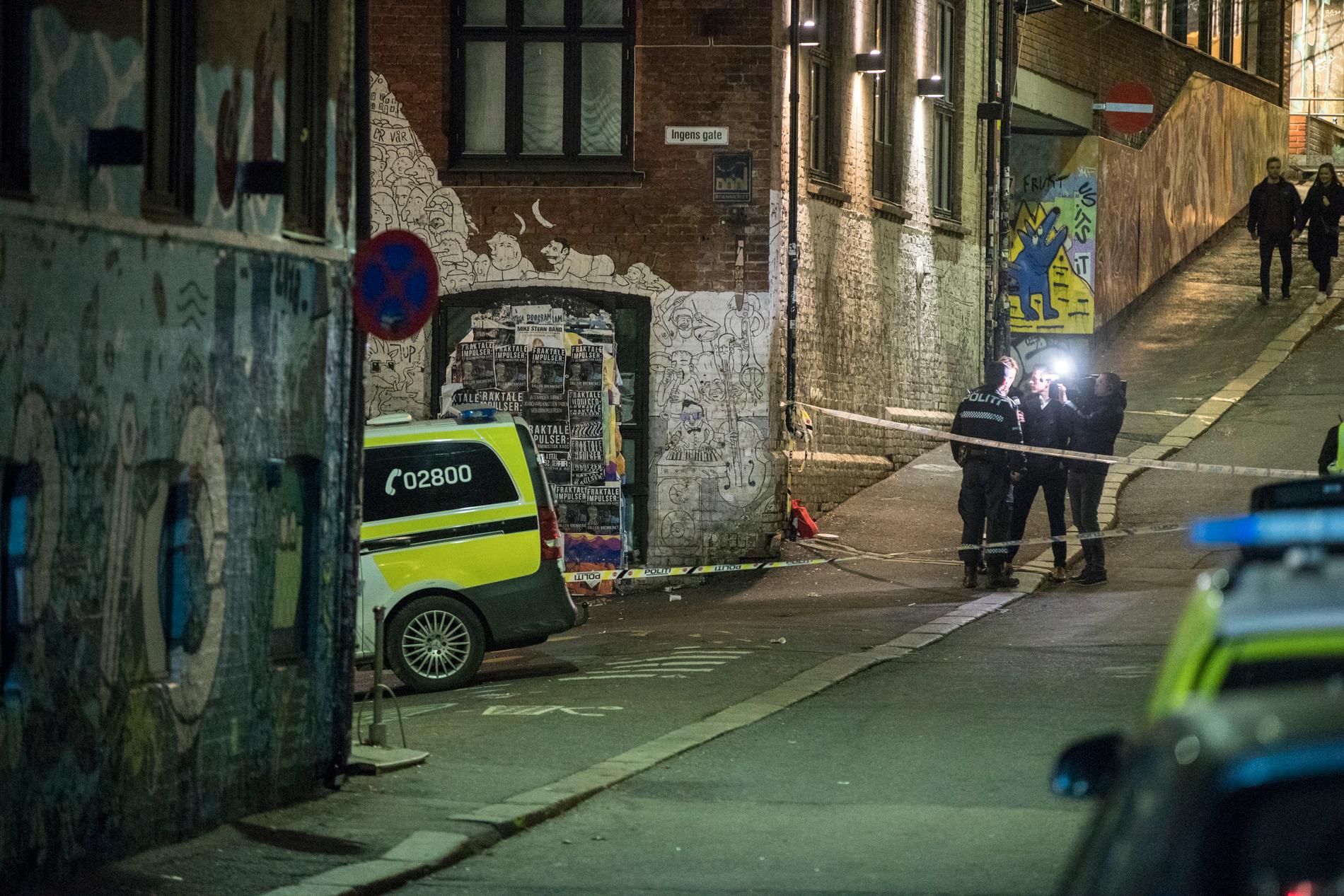 Minst to personer ble natt til søndag knivstukket på utestedet Blå på Grünerløkka i Oslo. 