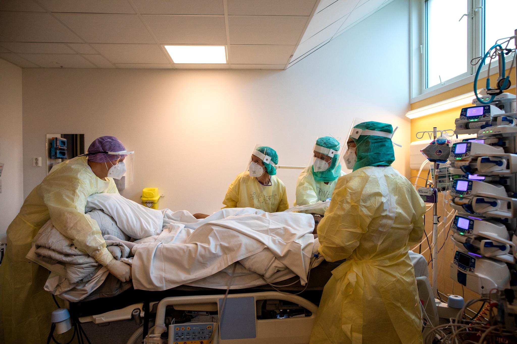 Intensivsykepleierne Wilhelm Faldalen (t.v.), Kjersti Grytten, Trine Sortland Triumf og Eirin Sigurdssøn Ludvigsen under arbeid med covid-19-pasient på Lovisenberg sykehus i Oslo. 