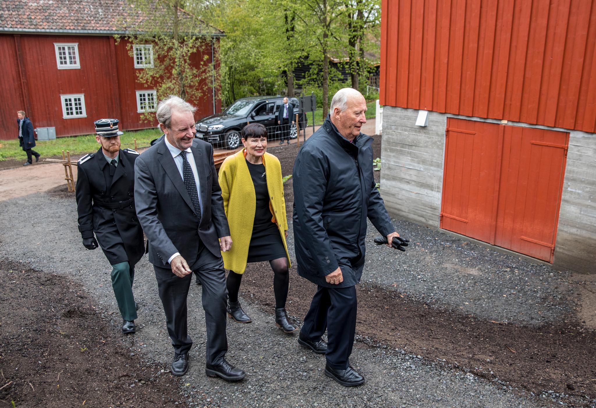 Kong Harald fikk fredag en omvisning i de to finnmarkshusene på Norsk Folkemuseum. Foto: Ole Berg-Rusten / NTB scanpix