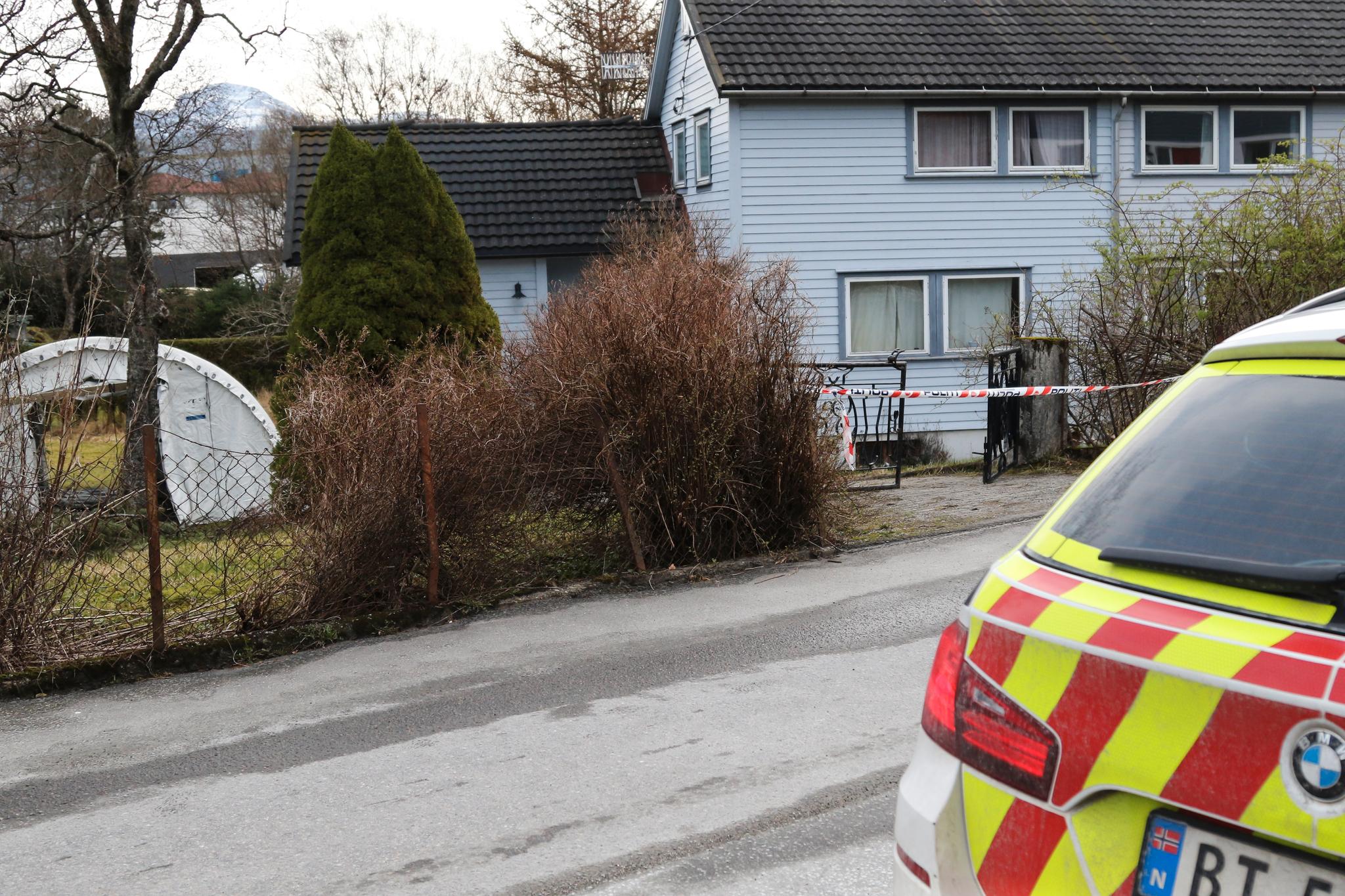En mann er pågrepet og siktet for å ha drept en mann i Florø tirsdag. Politiet har satt opp et telt i hagen ved drapsstedet onsdag morgen.