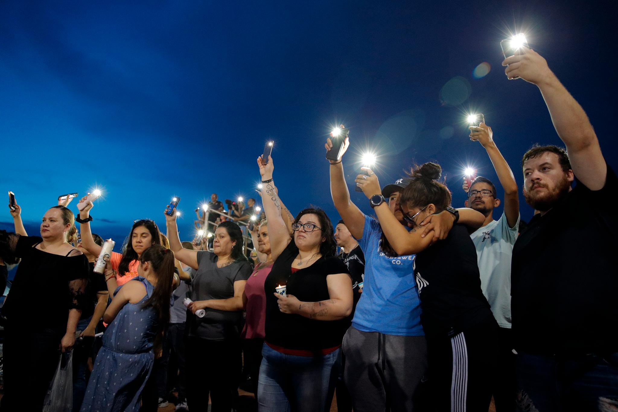 Innbyggerne i El Paso samlet seg for å minnes de døde 5. august. 