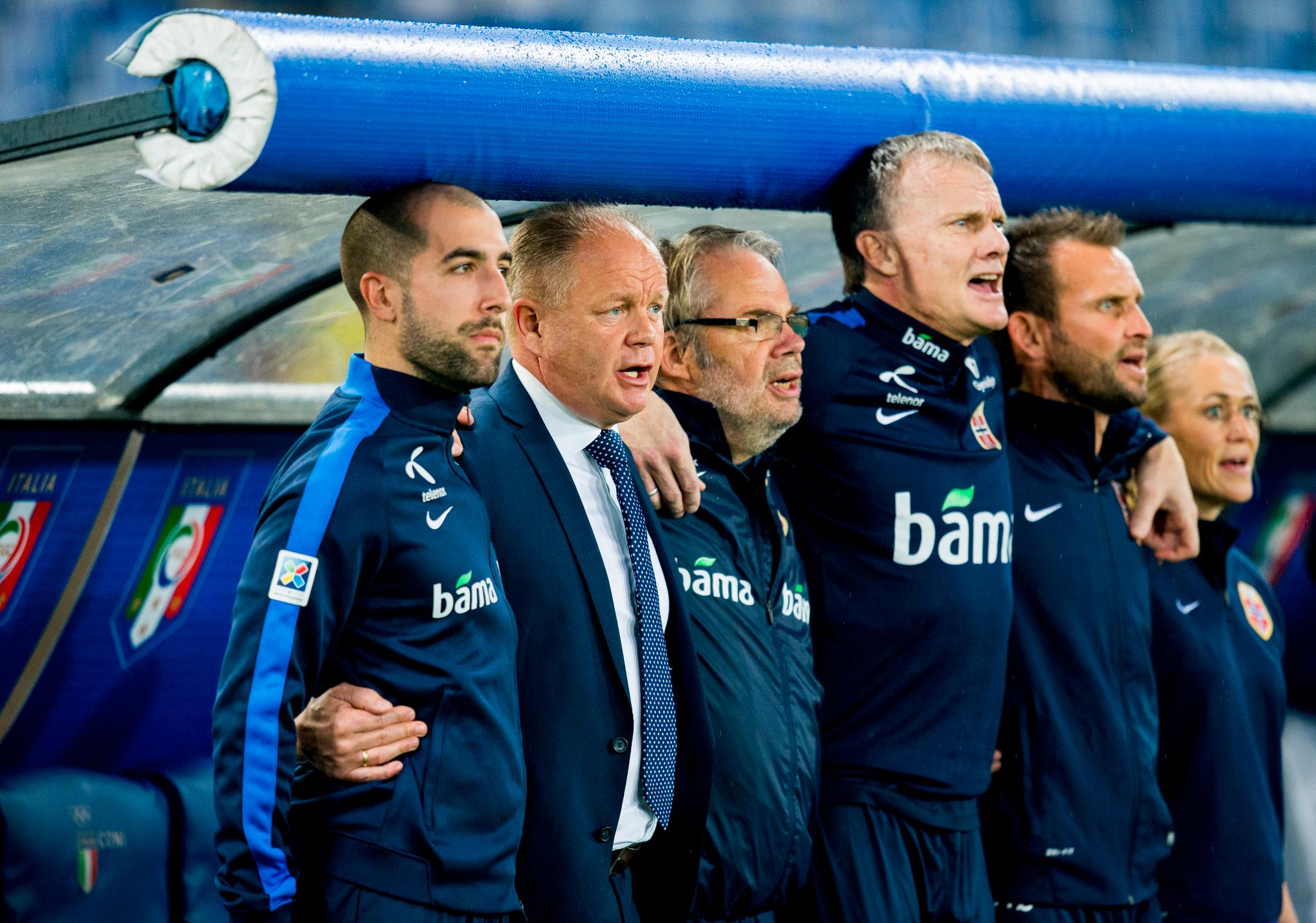 Per-Mathias Høgmo er ferdig som landslagsjef. Framtiden til Martin Foyston (t.v), Jarl Torske (til høyre for Høgmo), fysioterapaut Thomas Ødegaard og lege Jorid Degerstrøm er så langt ukjent. 