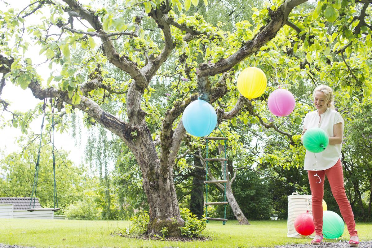 Camilla Reimers slår et slag for enkle hjemmebursdager – gjerne med ballonger og gamle barneleker.