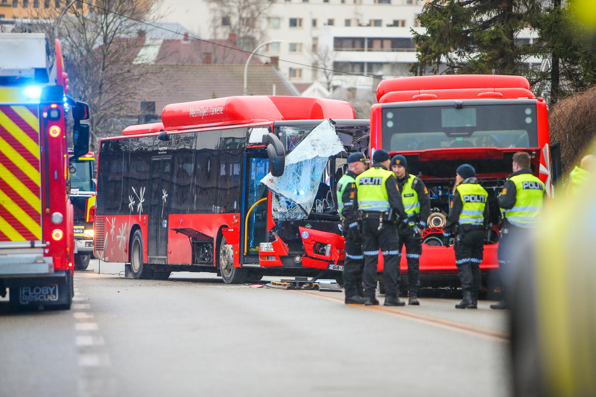 Onsdag omkom to personer i trafikkulykker. En av dem var en bussjåfør som omkom i en ulykke i Fredrikstad. Hittil i år har 117 personer omkommet i trafikkulykker i Norge, mot 80 i hele 2021.