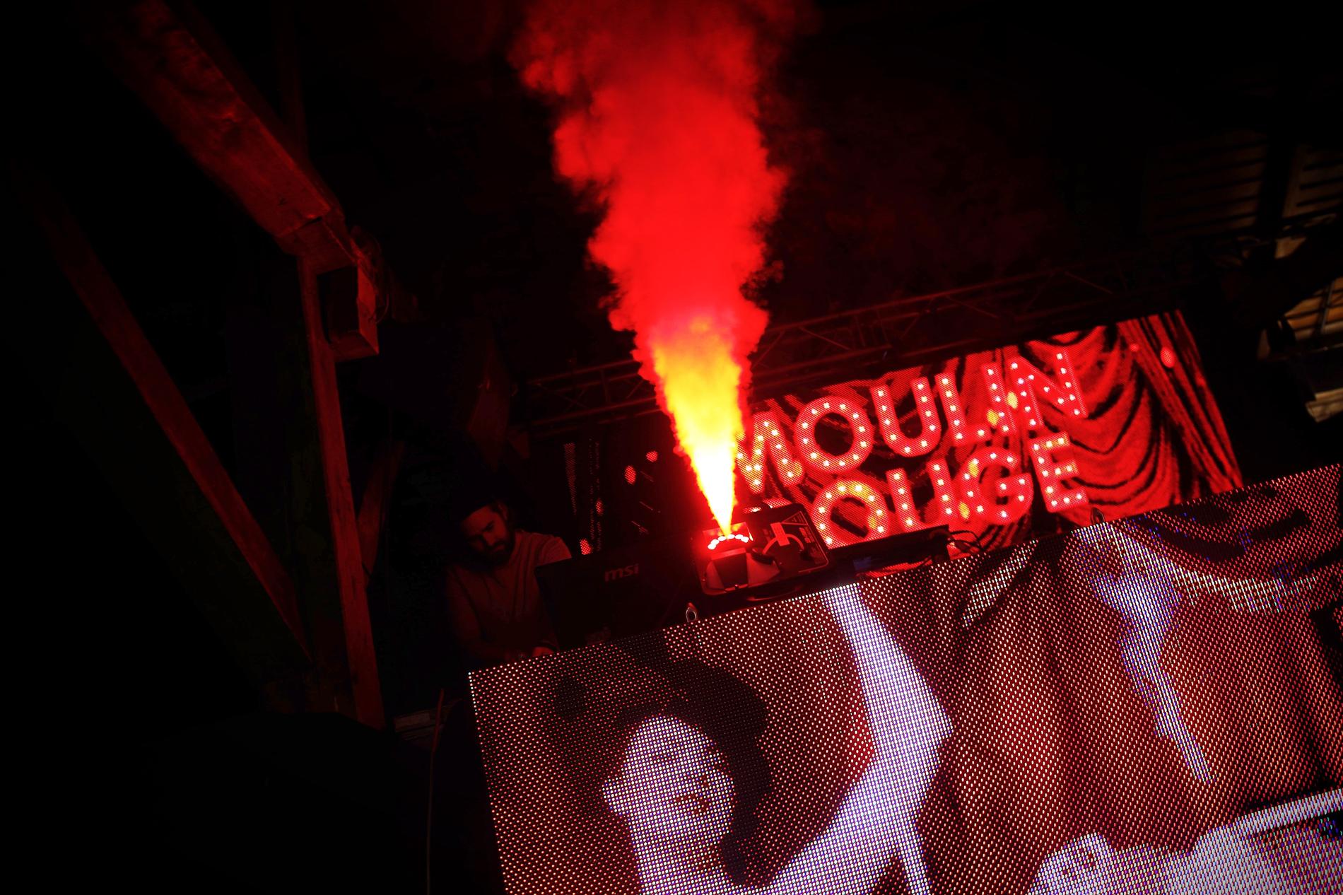 Morten Størsdal prøvekjører røykmaskinene før nyttår og fest med Moulin Rouge-tema.