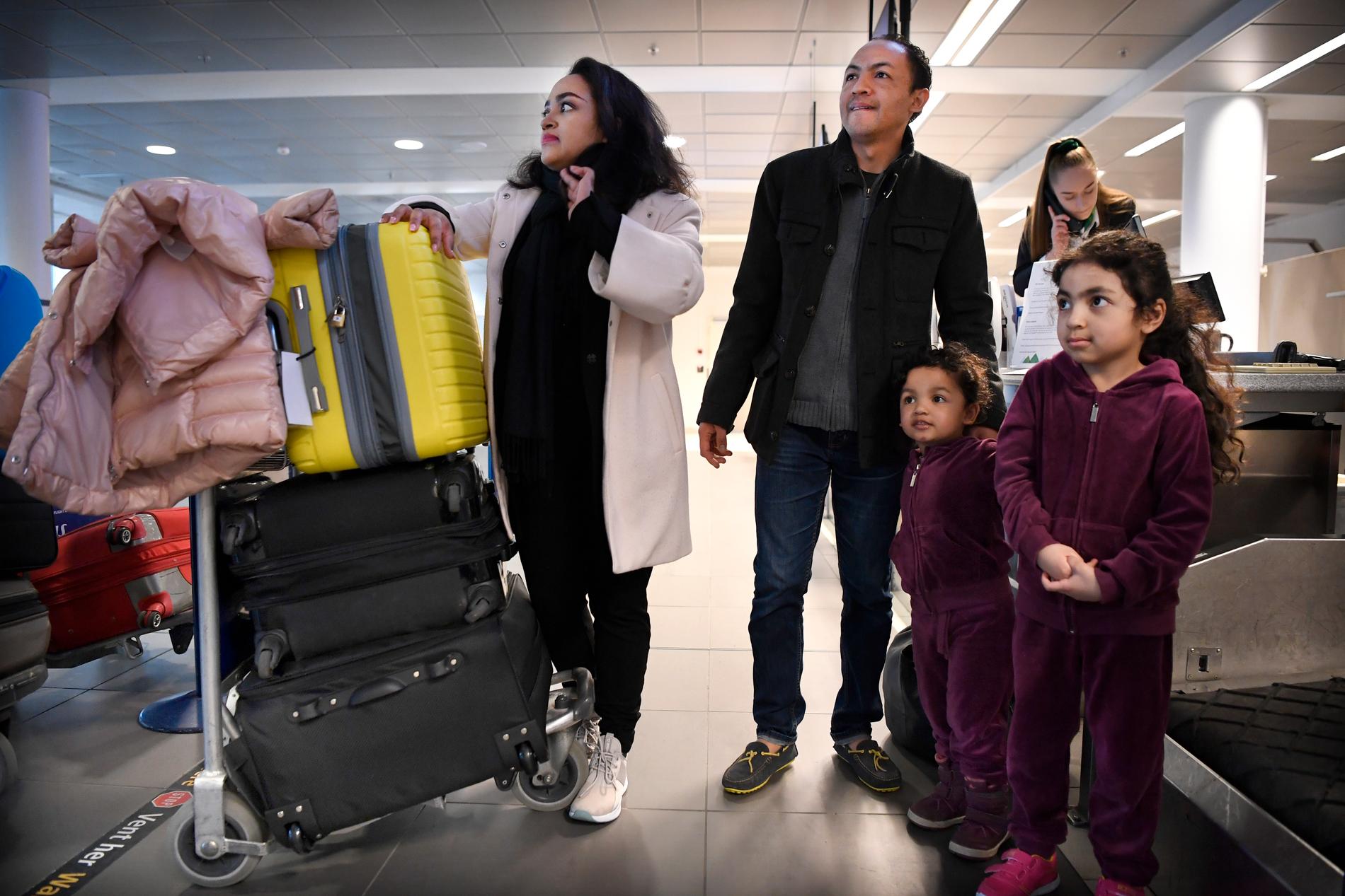 Onsdag dro Tax, ektemannen Naly Manolotsoa Rakotoarisoa og deres to barn Iriela (3) og Kaliana (6) til Madagaskar. Siste frist til å forlate landet var 29. mars. 