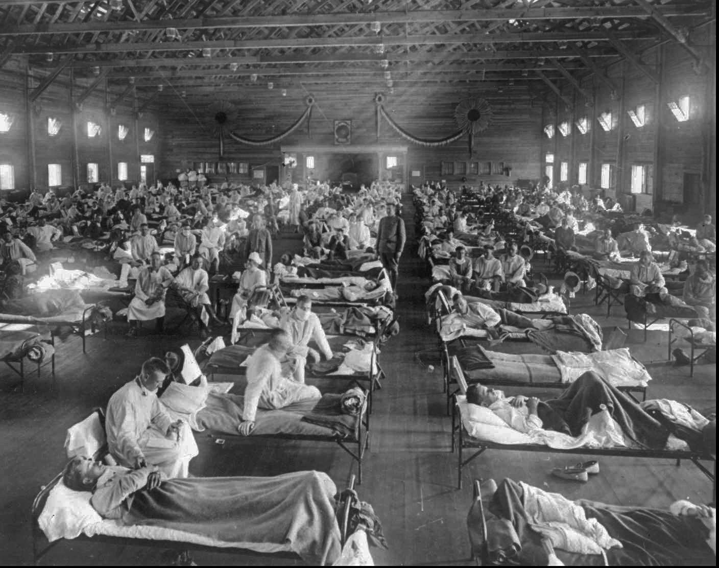  Sykdom og epidemier fulgte i krigens kjølvann. Millioner døde i spanskesyken som brøt ut i 1918 og 1919. Her fra et provisorisk sykehus i Fort Riley, Kansas.  (AP Photo/National Museum of Health) 